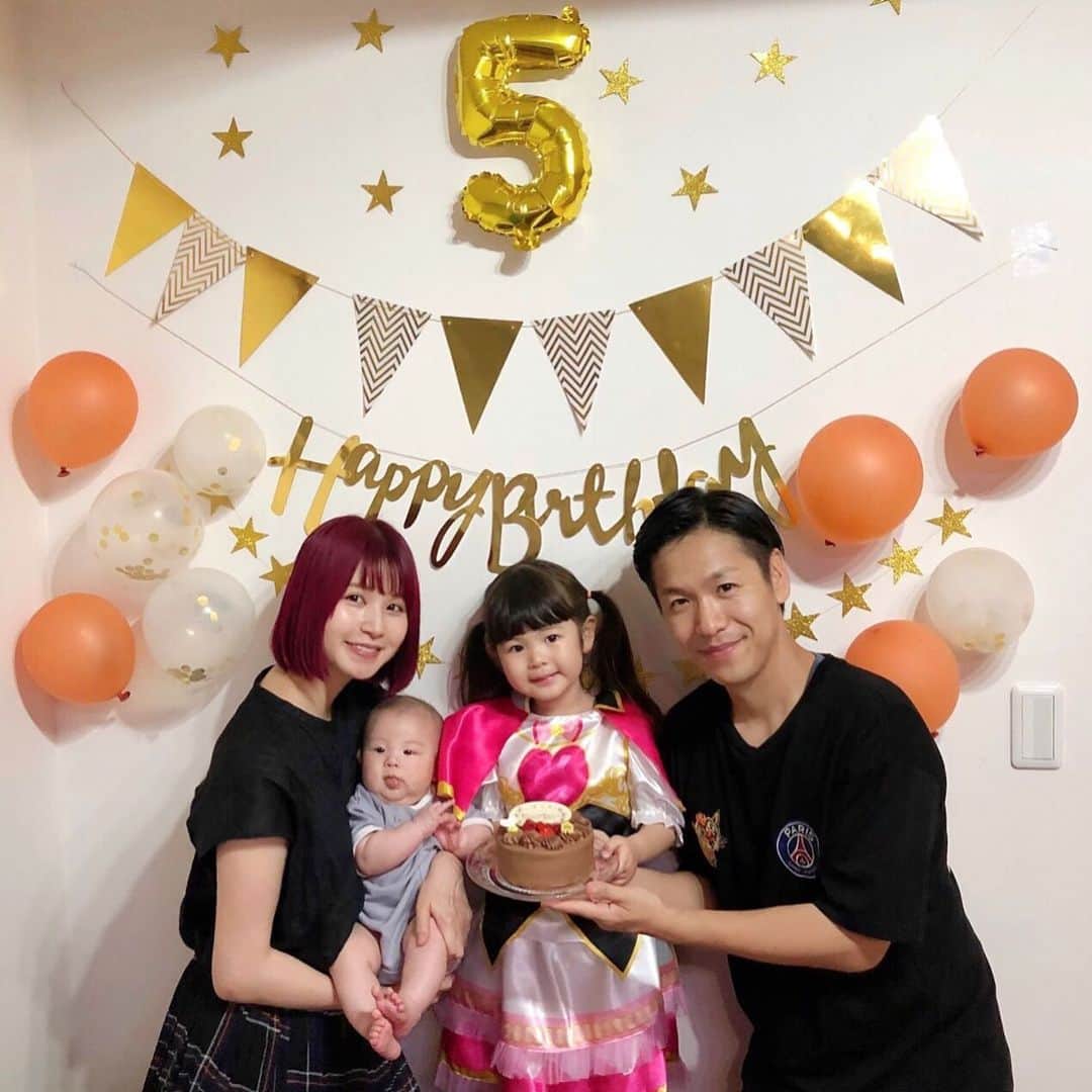 川島章良のインスタグラム：「. . .  きあちゃんの5歳の誕生日  娘のきあちゃんは産まれてから5年が経ちました。  元気に今のところ大きなケガもなくこれてよかった。  大きくなったねー。  誕生日に3人ではなくこれからは4人だね。  息子はちょっとベロをだしてなかなかの強者になりそうです。  ママの髪の色はビックリしたけど2日経つともう慣れました。  でもいい色だね。そろそろ俺も髪型かえて色でも染めようかな  #5歳 #きあちゃん #家族写真 #嫁」