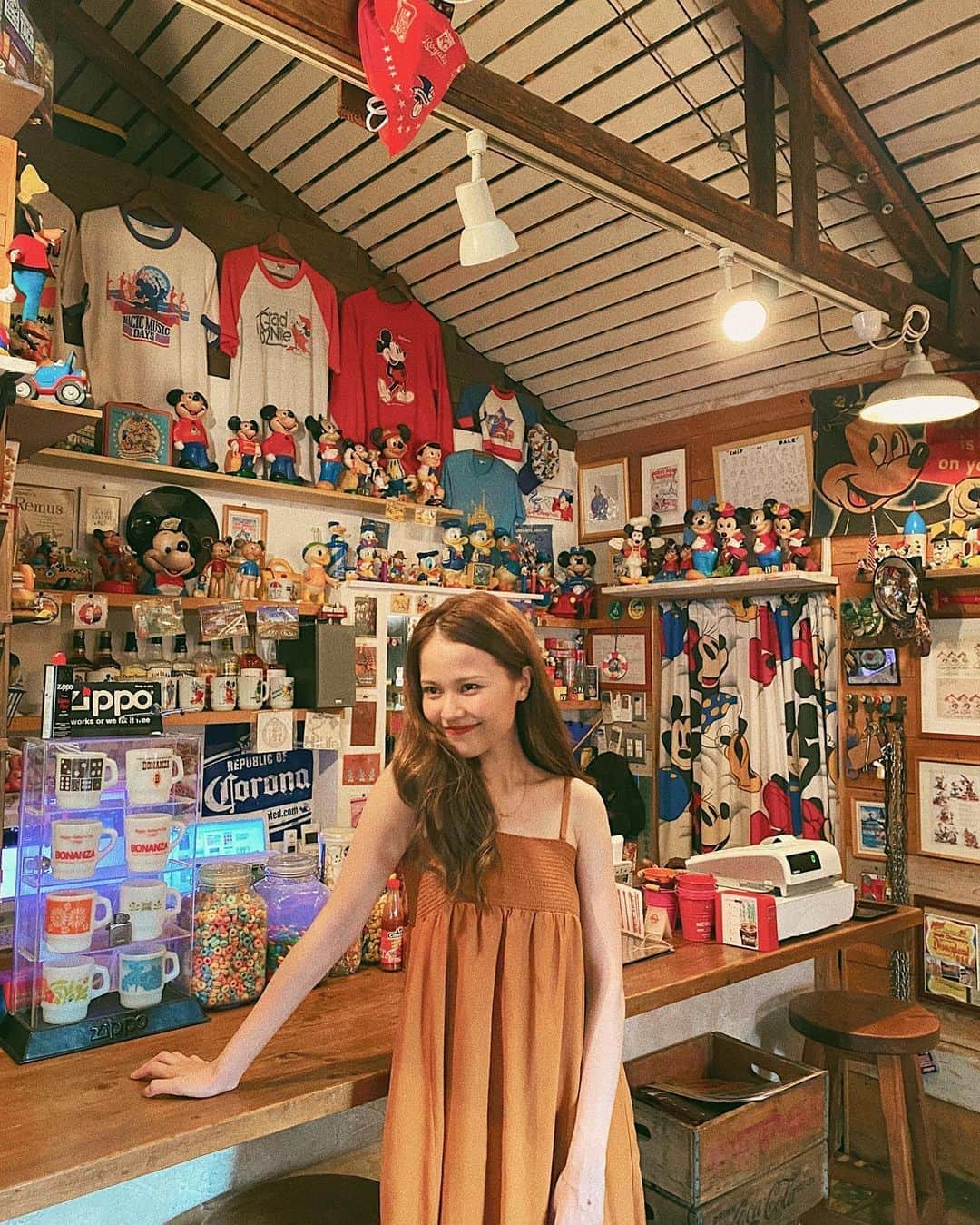 MiracleVellMagicさんのインスタグラム写真 - (MiracleVellMagicInstagram)「if you’re into Disney and vintage American style, you’ll love this place! 😍🍴 ディズニーとビンテージなアメリカンスタイルが好きな人は、きっと楽しくてたまらない場所。ベル、楽しくてたまらなかった。 . . 埼玉県入間市のジョンソンタウンにあるBLUE CORNというダイナー！お店の方もディズニーが大好きでディズニーに詳しくて(詳しすぎて)、お話しててそりゃもーーーーう、盛り上がった。また素敵な人たちに出会えました…❣️ . ※お店に許可を頂いて写真撮らせてもらいました🙏🏻❤︎ . #ジョンソンタウン #bluecorn」6月25日 22時00分 - miraclevellmagic