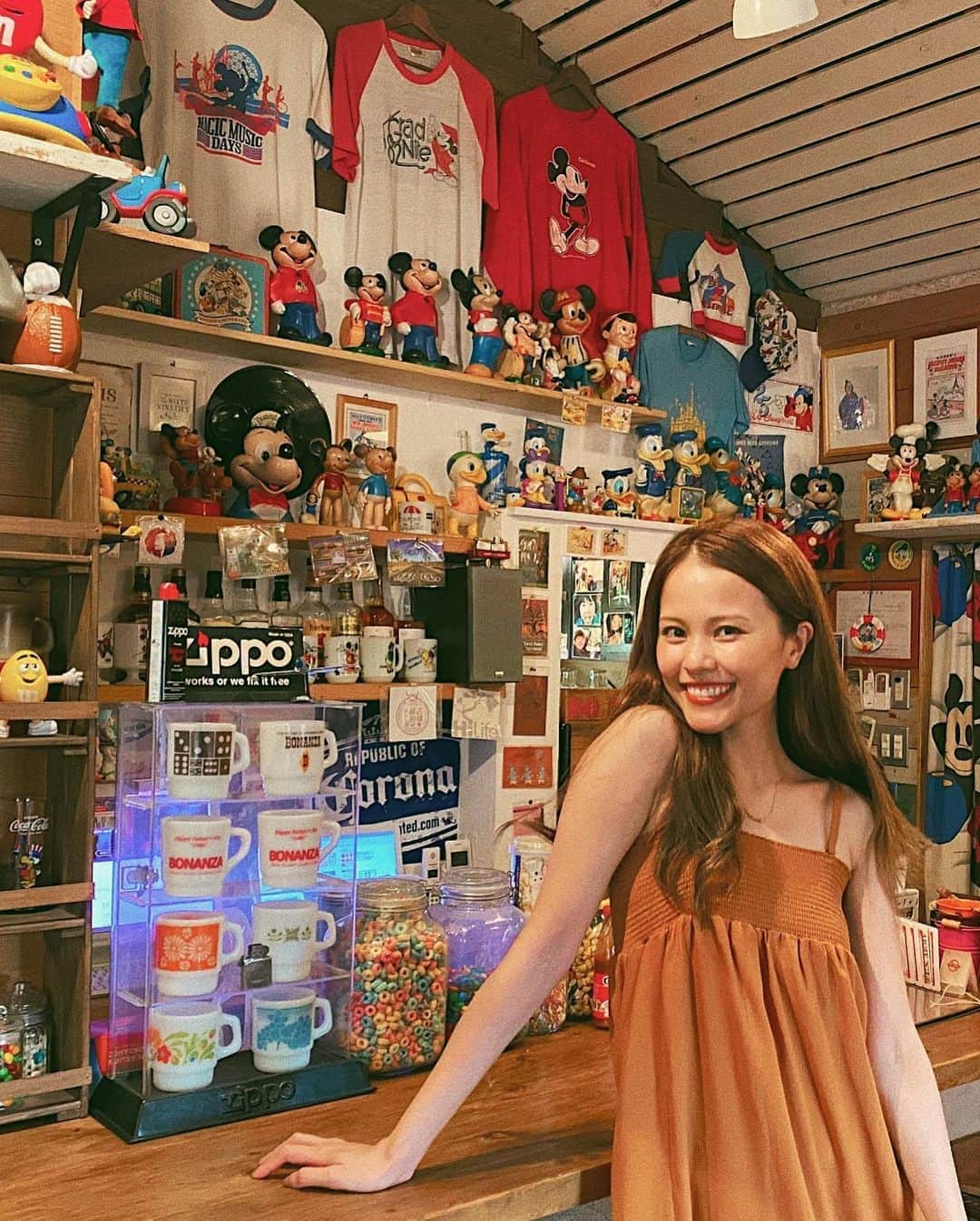 MiracleVellMagicさんのインスタグラム写真 - (MiracleVellMagicInstagram)「if you’re into Disney and vintage American style, you’ll love this place! 😍🍴 ディズニーとビンテージなアメリカンスタイルが好きな人は、きっと楽しくてたまらない場所。ベル、楽しくてたまらなかった。 . . 埼玉県入間市のジョンソンタウンにあるBLUE CORNというダイナー！お店の方もディズニーが大好きでディズニーに詳しくて(詳しすぎて)、お話しててそりゃもーーーーう、盛り上がった。また素敵な人たちに出会えました…❣️ . ※お店に許可を頂いて写真撮らせてもらいました🙏🏻❤︎ . #ジョンソンタウン #bluecorn」6月25日 22時00分 - miraclevellmagic