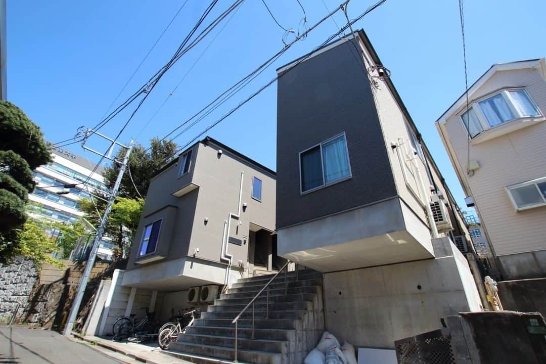 せたがやクラソンのインスタグラム：「『新しい家族と 202』﻿ ﻿ ・東急世田谷線世田谷駅 徒歩8分 ・7.4万円・21.41m²・1R ___________________________________________________________________﻿  お部屋は世田谷駅から徒歩8分。区役所西通りを少し入ったところ。 少し狭めですが、バストイレ別でペット可なお部屋です。（小型犬・ネコ） そしてお家賃も控えめ。  オートロックではありませんが、ディンプルキーにダブルロックのドア。 モニターインターホンももちろんついてるので女性にもおすすめ。 ・ ▼詳細、そのほかのお部屋はプロフィールのリンクから﻿ @setagayakurasson﻿ ___________________________________________________________________﻿ ﻿ 「オンラインでお部屋探し」スタートしました💁‍♀️💁‍♂️﻿ ご相談お待ちしております。 ﻿  _____________________________________________________________________﻿ ﻿ #せたがやクラソン #せたがやンソン #賃貸 #お部屋探し #世田谷区 #世田谷散歩 #リノベーション #賃貸インテリア #日常 #ふたり暮らし  #世田谷線  #リノベ  #オンラインお部屋探し #お家時間  #世田谷駅 #松陰神社前  #梅ヶ丘  #line #犬のいる暮らし #猫のいる暮らし」