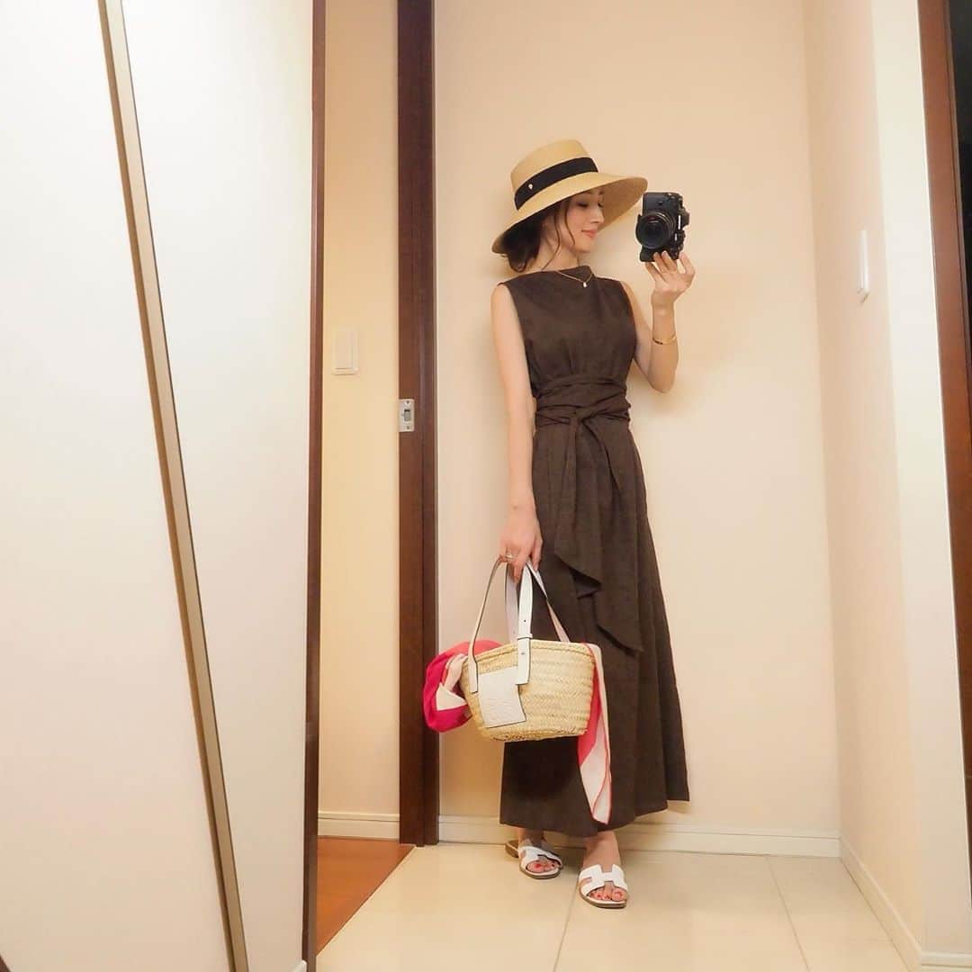 のインスタグラム：「先日の暑かった日の👗😊 @urs_official さんとのコラボリネンワンピースに つば広めの　@helen_kaminski の帽子で 息子のサッカーへ⚽️ あとは飲む日焼け止めも必須💊 ・ dress#urs#ユアーズ shoes#hermes#エルメス . #coordinate#fashion#outfit#ootd#instafashion#mamafashion#mamacoordinate#ママコーデ#コーデ#コーディネート#ファッション」