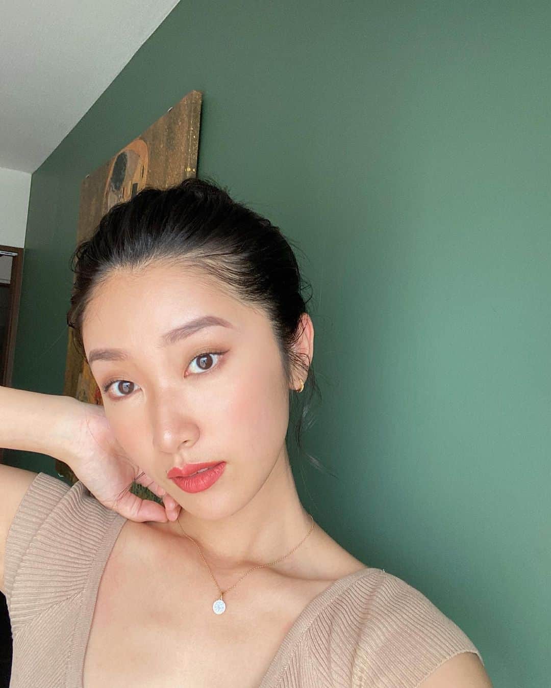 恵里花のインスタグラム：「@jewelrycastle_tokyo 💫﻿ 撮影でも着用させていただいた﻿ アレキサンドライトシリーズのネックレス💠﻿ ﻿ この上品なデザインが﻿ 首元を華やかにしてくれるので﻿ いろんなコーデに合わせて﻿ ファッションを楽しみたいな😌💗﻿ ﻿ #JewelryCastle﻿ #スワロフスキージルコニア﻿ #ジュエリー」