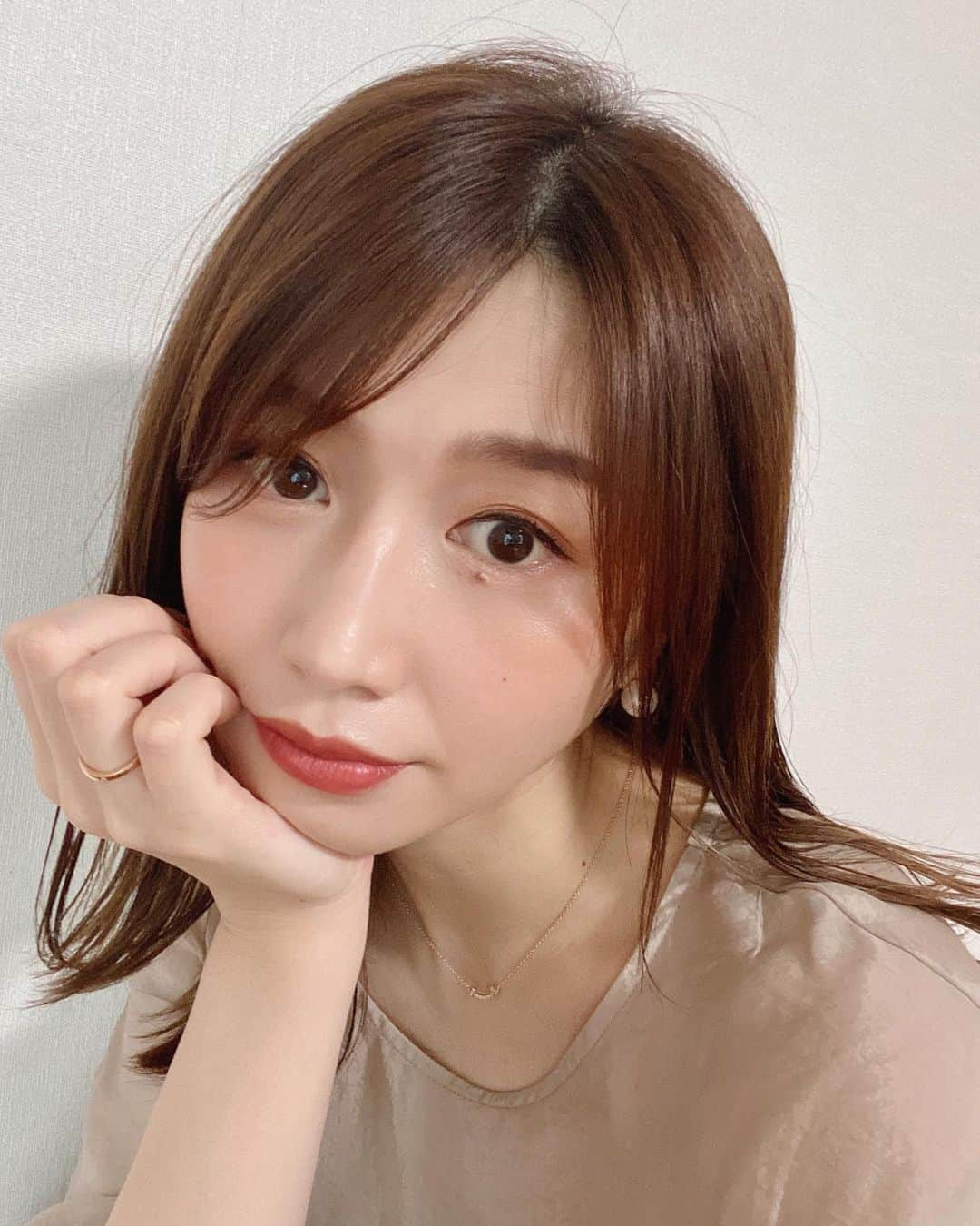 平有紀子さんのインスタグラム写真 - (平有紀子Instagram)「今日息子の習い事が15時からなのに、なぜか16時からだと思って家を出ててスイミングついたらもう終わってた😱 . 私何を勘違いしていたのだろう😨 . 息子張り切って水着と水泳帽に着替えたのにできなくて激おこ😭 ほんとごめーんな出来事でした🙏💦 気をつけよう… . . 今日はついに虹プロ決まるね🌈 ほんとドキドキしちゃうんだけど🥺 虹のかけ橋見ちゃうか、huluまで待つか迷い中✨ . 湿気で髪がポヤポヤ🌧 . . #イエベ秋メイク  #イエベ #イエベ秋 #男の子ママ」6月25日 20時30分 - yukikotaira