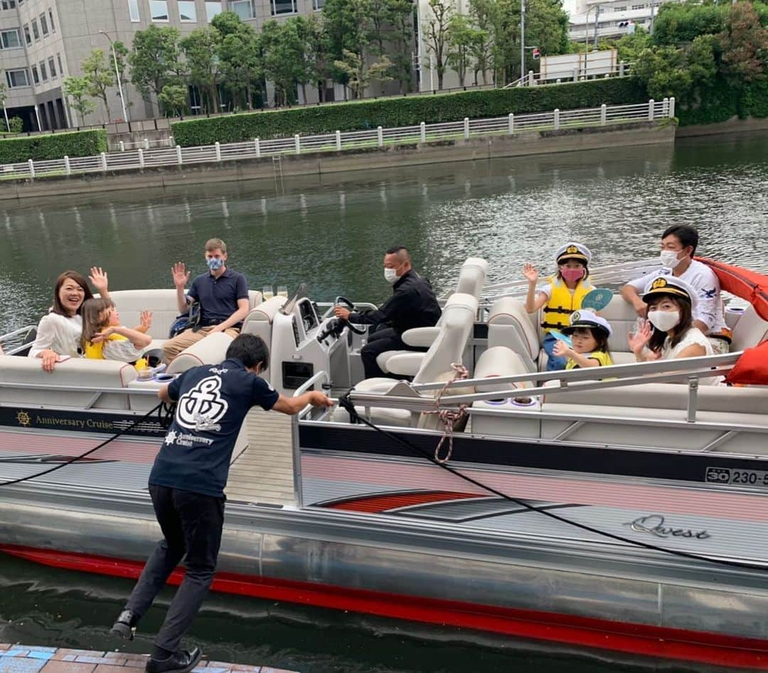 アニバーサリークルーズさんのインスタグラム写真 - (アニバーサリークルーズInstagram)「🛥父の日クルーズご乗船photoその3🌼 ． ． おそらく本クルーズで 1番盛り上がったかもしれない便です🥰 ． 2家族さんを乗せて出航！🛥💨 ． 途中すこしだけ雨が降ってくるシーンもありましたが それも跳ね除けるほど、笑顔があふれ 楽しんでくださいました✨ ． 船長の粋な計らいでお子様たちを操船席へ⛵️ 舵を握って船長気分♪ ． 全速前進ーーー！！ ． ． #ACFunTime #貸切クルージング #アニバーサリークルーズ #3密回避 クルージングは #身近な自然体験  #いまできること #海から元気を届けたい  #海が好き #船が好き #船が好きな人と繋がりたい  #父の日プレゼント #東京湾クルーズ #東京湾 #クルーズ #クルージング  #芝浦運河 #お台場 #ファミリーレジャー #家族写真 #家族の時間 #操船 #船長 #船長気分」6月25日 20時32分 - anniversary_cruise