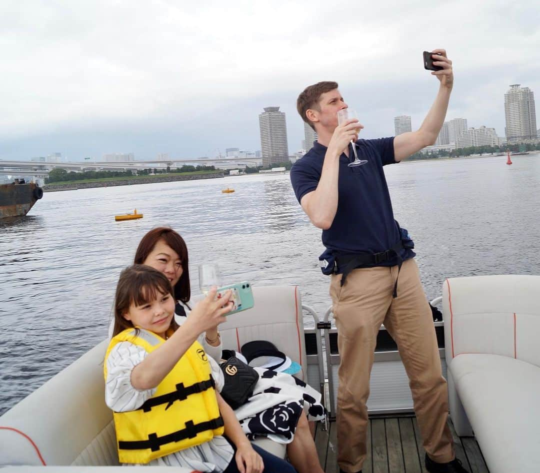 アニバーサリークルーズさんのインスタグラム写真 - (アニバーサリークルーズInstagram)「🛥父の日クルーズご乗船photoその3🌼 ． ． おそらく本クルーズで 1番盛り上がったかもしれない便です🥰 ． 2家族さんを乗せて出航！🛥💨 ． 途中すこしだけ雨が降ってくるシーンもありましたが それも跳ね除けるほど、笑顔があふれ 楽しんでくださいました✨ ． 船長の粋な計らいでお子様たちを操船席へ⛵️ 舵を握って船長気分♪ ． 全速前進ーーー！！ ． ． #ACFunTime #貸切クルージング #アニバーサリークルーズ #3密回避 クルージングは #身近な自然体験  #いまできること #海から元気を届けたい  #海が好き #船が好き #船が好きな人と繋がりたい  #父の日プレゼント #東京湾クルーズ #東京湾 #クルーズ #クルージング  #芝浦運河 #お台場 #ファミリーレジャー #家族写真 #家族の時間 #操船 #船長 #船長気分」6月25日 20時32分 - anniversary_cruise