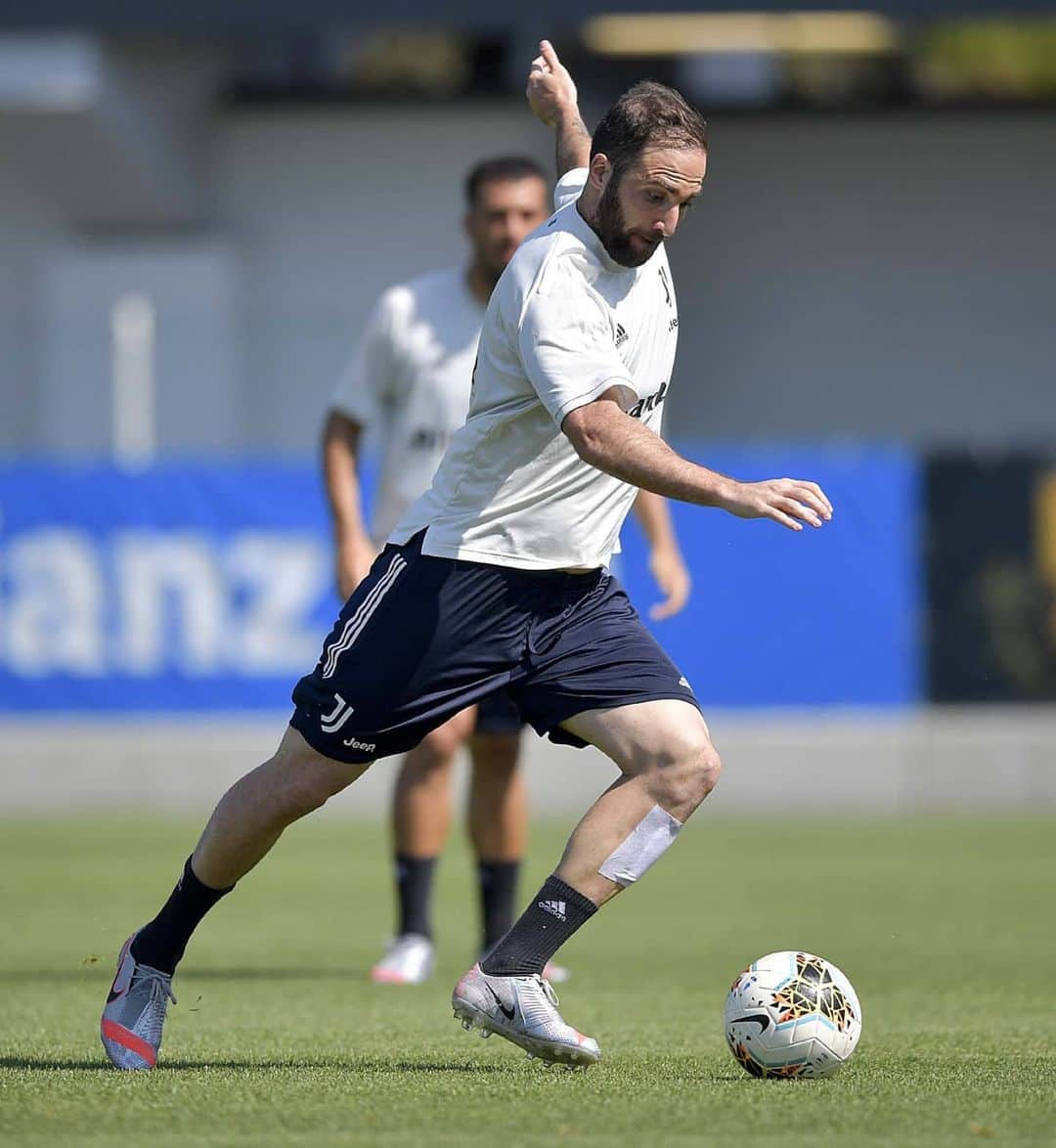 ユヴェントスFCさんのインスタグラム写真 - (ユヴェントスFCInstagram)「Focused on Friday night 😤🔜 #JuveLecce  #FinoAllaFine #ForzaJuve」6月25日 20時32分 - juventus