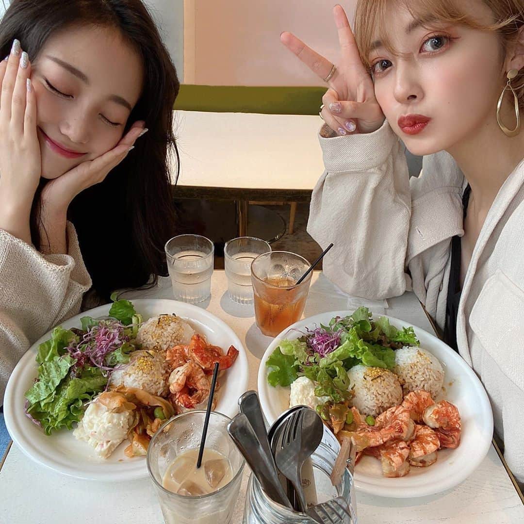 夏焼雅さんのインスタグラム写真 - (夏焼雅Instagram)「@sign_allday 🦐🦐🦐﻿ ガーリックシュリンププレートようやく食べれた〜🍽♡🧄﻿ happy🥰﻿ ﻿ @i_am____aki ちゃんにも久々に会えて話したかった事いっぱいだったからあっという間の時間だったな〜⏳💭﻿ ﻿ #代官山カフェ ﻿ #signallday  #vivigirl」6月25日 20時35分 - miyaaa0825