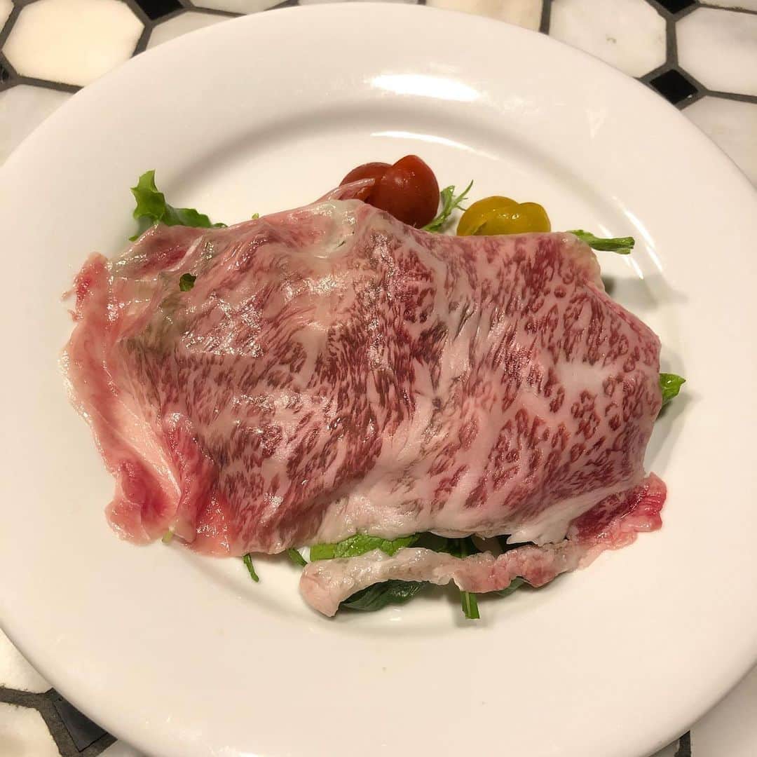 千秋さんのインスタグラム写真 - (千秋Instagram)「やっと外食出来るようになったらどうしてもお肉ばっかり食べちゃう。わたしに他の選択肢はないのかな。頭のいいお友達とくだらない話をするのが楽しいお年頃。  #加藤牛肉店シブツウ  #千秋焼肉 ←美味しい焼肉屋さんカタログみたいに集まってますよ🥩」6月25日 20時47分 - chiaki77777