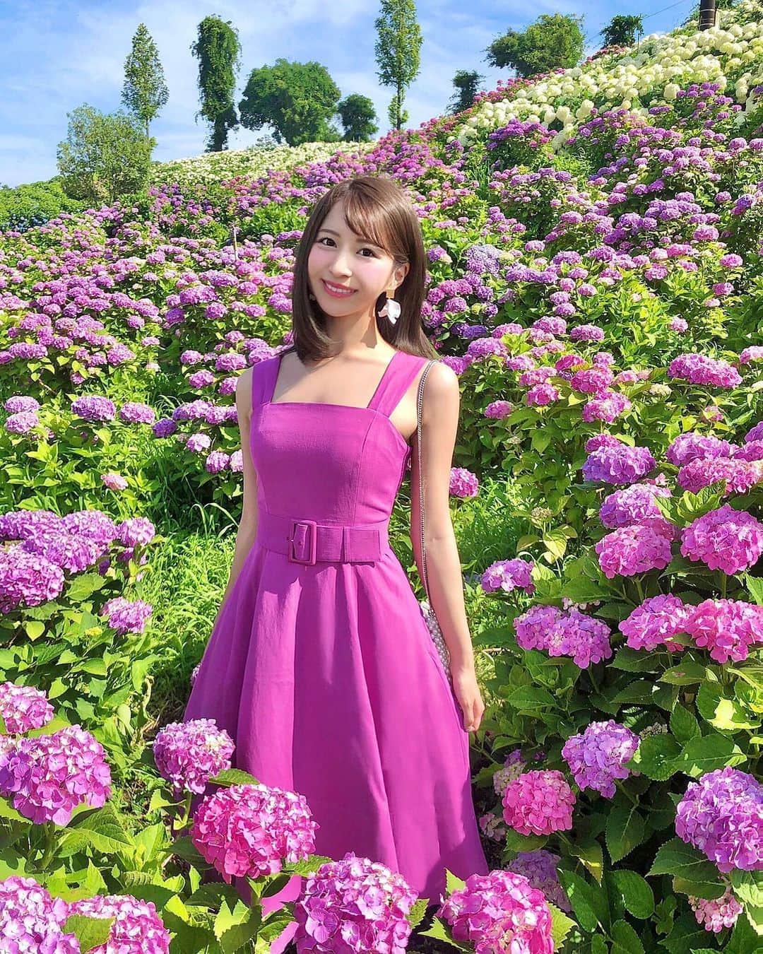 のインスタグラム：「💗💠💗💠 Pink hydrangeas and the blue sky🌈💕 . 7万5000株の美しい紫陽花が咲くかざはやの里へ🐾 先日は青コーデでしたが今回はピンク😊💗 . ワンピースも合わせてみました♪ . 道が見えなくなるくらいの一面の紫陽花が とても綺麗で癒されました🥺✨✨ . . 咲きはじめの紫陽花も王冠みたいで可愛い👑💕 . . #hydrangea #flowerstagram #flowergarden #梅雨 #紫陽花 #あじさい #あじさい祭り #アジサイ #花畑 #お花畑 #お花のある暮らし #花のある生活 #お出かけコーデ #ワンピースコーデ #大人可愛い #大人コーデ #ピンクコーデ #パープル #夏コーデ #お出かけ #お散歩 #丁寧な暮らし #日本の四季 #美容 #健康 #管理栄養士」