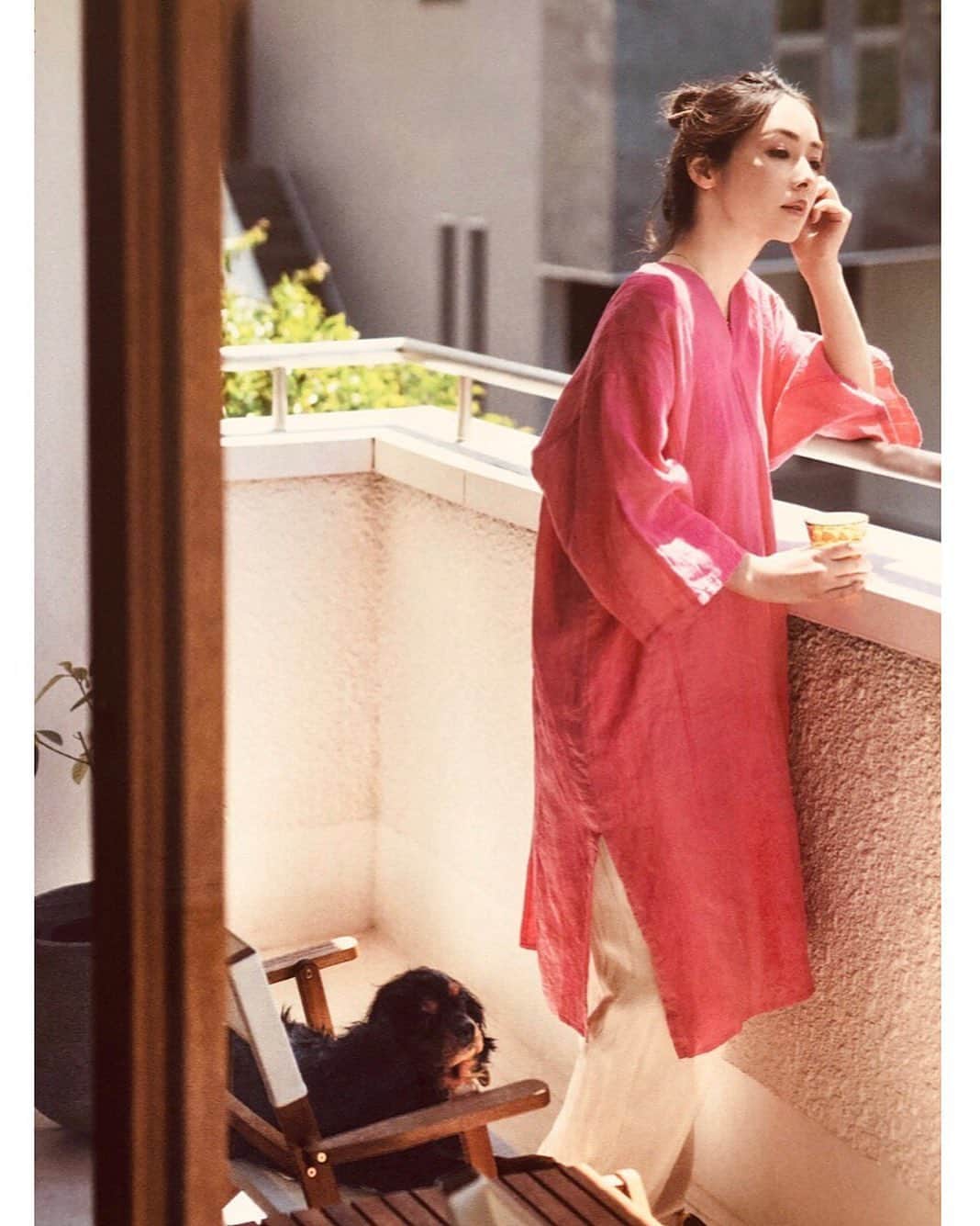 霧島れいかさんのインスタグラム写真 - (霧島れいかInstagram)「こんばんは。 リチャード・ギアです。 発売中GLOW 7月号  ワンピ特集ページで スタイリスト永岡美夏さんの 愛犬りんちゃんと共演しました♡ 大人しくてとっても可愛い子で おかげで癒される楽しい撮影でした✨ 思わず「Hachi! Hachi!」と 叫びそうになりました。  photo 西崎博哉さん styling @mikabebe0808  hair&make @tomokookada  #fashionpage #relaxstyle  #stayhomestyle #glow #cavalierkingcharlesspaniel  りんちゃん🙏❤️」6月25日 20時39分 - reika_kirishima