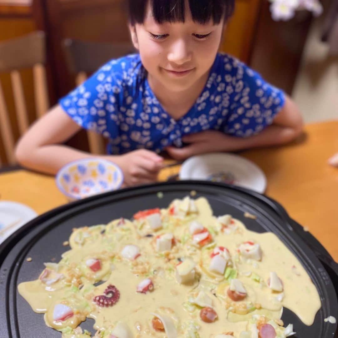 横溝菜帆さんのインスタグラム写真 - (横溝菜帆Instagram)「久しぶりに家族でたこ焼きを作りました🐙 定番のタコの他に、冷蔵庫の中から美味しくなりそうなものを探して入れるのが楽しいです😁 ・ ・ #たこ焼き #横溝菜帆」6月25日 20時40分 - y_naho_te