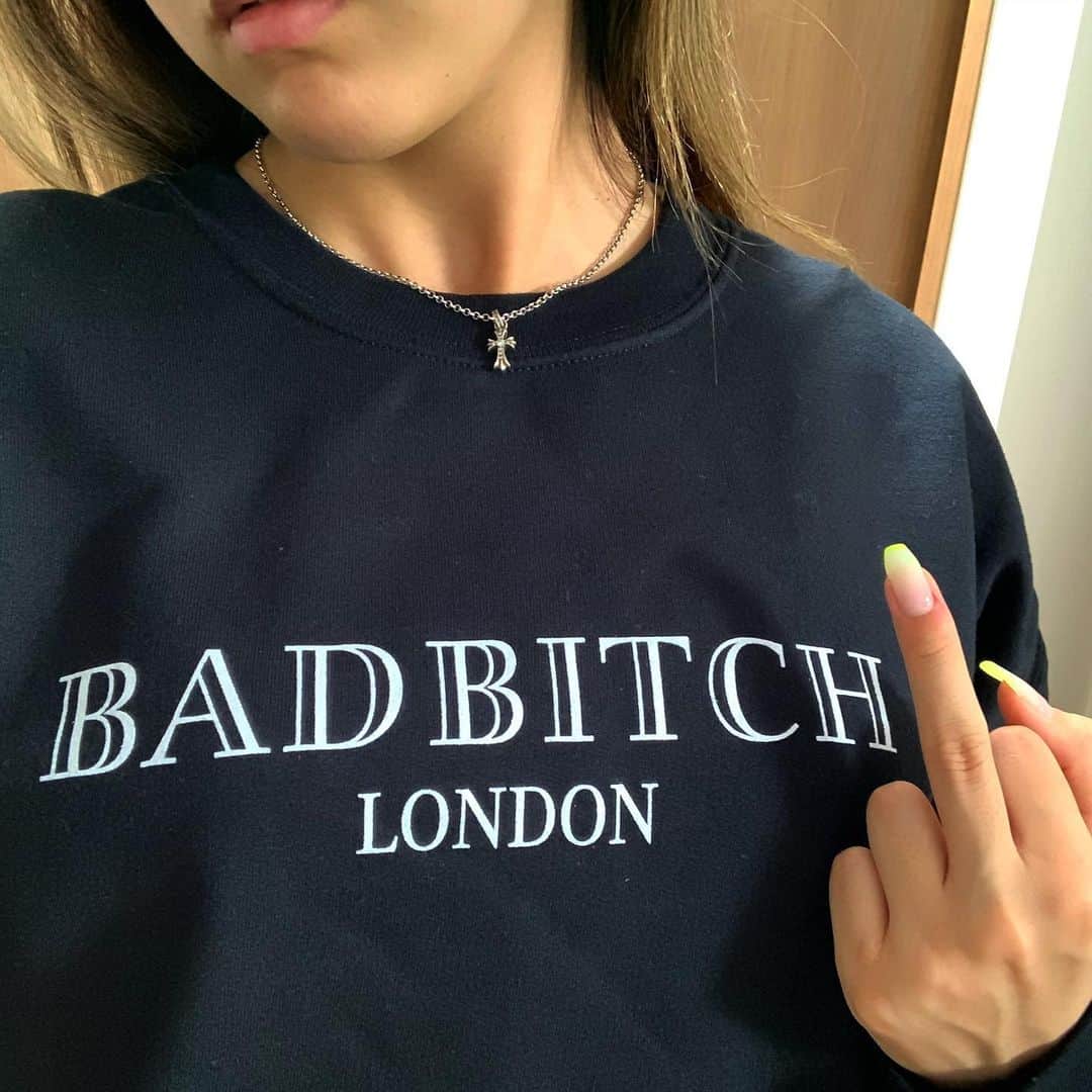 YamanoShiori のインスタグラム：「𝙱 𝙰 𝙳  𝙱 𝙸 𝚃 𝙲 𝙷 💵🖤」