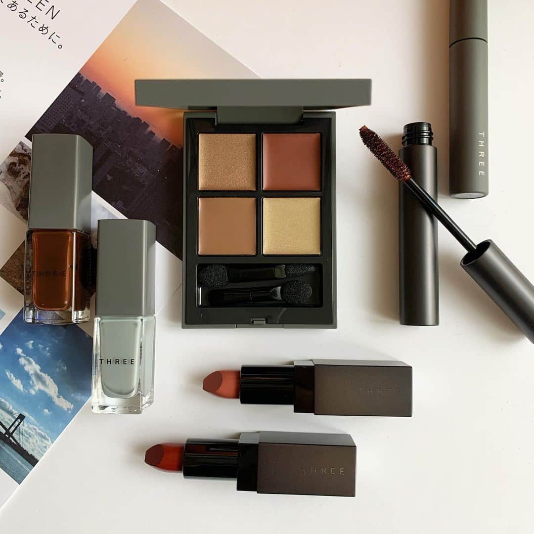 InRedさんのインスタグラム写真 - (InRedInstagram)「. こちらはTHREEの2020オータムコレクション。 「まなざしに寛容を、唇に自信を」というテーマにグッときました…。 ． このアイシャドウパレット、ヘビロテしそうです…！使いやすい色が揃っていますが、魅力はそれだけじゃなくて。4色すべてがクリームタイプで、発色に透け感があり、まぶたに溶け込むようになじみます。色を重ねていくと深みは増すけど透明感は損なわれず、余裕を感じる目元になれるんです…😌✨ . THREE ディメンショナルビジョンアイパレットアリー 全3種（写真は01 POSITIVE PRINCESS）各6500円 . THREE アートエクスプレッショニストマスカラ 全3色（写真は02 FIRST IMPRESSION EYE）各4000円 THREE アイラッシュケアアンドトリートメントリムーバー 全1種 2800円 . THREE デアリングリィデミュアリップスティック 新色3色（写真は11 MULTICULTURE MAIDEN）各3900円 THREE デアリングリィディスティンクトリップスティック 新色3色（写真は10 INNER CITY……）各3900円 . THREE ネイルポリッシュ 新色5色（写真は112 ROOT CONNECTION、114 CULTURE CONNECTOR）各1800円 . すべて8月19日（水）発売です。編集M.N . #three #2020秋冬新色 #inred beauty #inredmagazine」6月25日 20時44分 - inrededitor