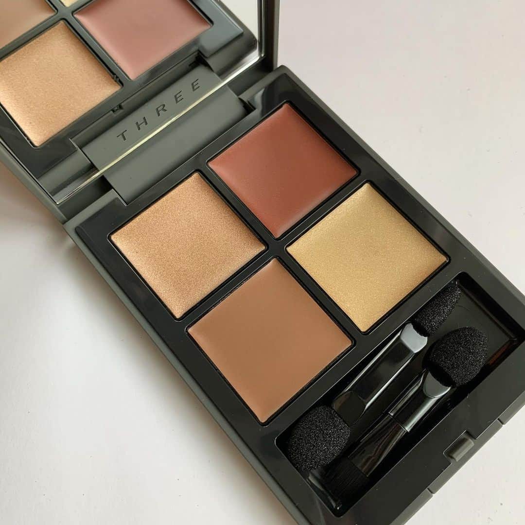 InRedさんのインスタグラム写真 - (InRedInstagram)「. こちらはTHREEの2020オータムコレクション。 「まなざしに寛容を、唇に自信を」というテーマにグッときました…。 ． このアイシャドウパレット、ヘビロテしそうです…！使いやすい色が揃っていますが、魅力はそれだけじゃなくて。4色すべてがクリームタイプで、発色に透け感があり、まぶたに溶け込むようになじみます。色を重ねていくと深みは増すけど透明感は損なわれず、余裕を感じる目元になれるんです…😌✨ . THREE ディメンショナルビジョンアイパレットアリー 全3種（写真は01 POSITIVE PRINCESS）各6500円 . THREE アートエクスプレッショニストマスカラ 全3色（写真は02 FIRST IMPRESSION EYE）各4000円 THREE アイラッシュケアアンドトリートメントリムーバー 全1種 2800円 . THREE デアリングリィデミュアリップスティック 新色3色（写真は11 MULTICULTURE MAIDEN）各3900円 THREE デアリングリィディスティンクトリップスティック 新色3色（写真は10 INNER CITY……）各3900円 . THREE ネイルポリッシュ 新色5色（写真は112 ROOT CONNECTION、114 CULTURE CONNECTOR）各1800円 . すべて8月19日（水）発売です。編集M.N . #three #2020秋冬新色 #inred beauty #inredmagazine」6月25日 20時44分 - inrededitor