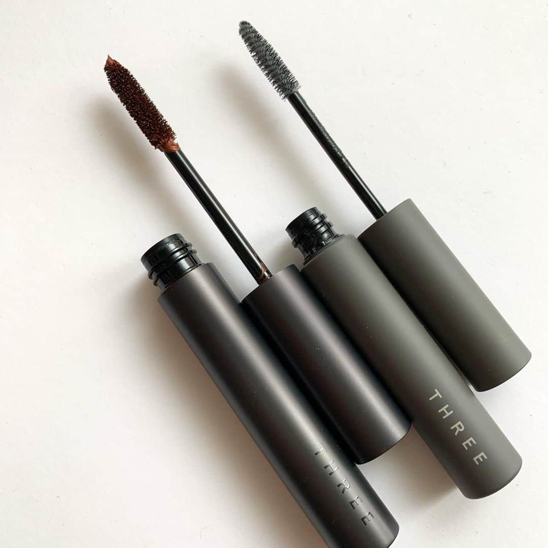 InRedさんのインスタグラム写真 - (InRedInstagram)「. こちらはTHREEの2020オータムコレクション。 「まなざしに寛容を、唇に自信を」というテーマにグッときました…。 ． このアイシャドウパレット、ヘビロテしそうです…！使いやすい色が揃っていますが、魅力はそれだけじゃなくて。4色すべてがクリームタイプで、発色に透け感があり、まぶたに溶け込むようになじみます。色を重ねていくと深みは増すけど透明感は損なわれず、余裕を感じる目元になれるんです…😌✨ . THREE ディメンショナルビジョンアイパレットアリー 全3種（写真は01 POSITIVE PRINCESS）各6500円 . THREE アートエクスプレッショニストマスカラ 全3色（写真は02 FIRST IMPRESSION EYE）各4000円 THREE アイラッシュケアアンドトリートメントリムーバー 全1種 2800円 . THREE デアリングリィデミュアリップスティック 新色3色（写真は11 MULTICULTURE MAIDEN）各3900円 THREE デアリングリィディスティンクトリップスティック 新色3色（写真は10 INNER CITY……）各3900円 . THREE ネイルポリッシュ 新色5色（写真は112 ROOT CONNECTION、114 CULTURE CONNECTOR）各1800円 . すべて8月19日（水）発売です。編集M.N . #three #2020秋冬新色 #inred beauty #inredmagazine」6月25日 20時44分 - inrededitor