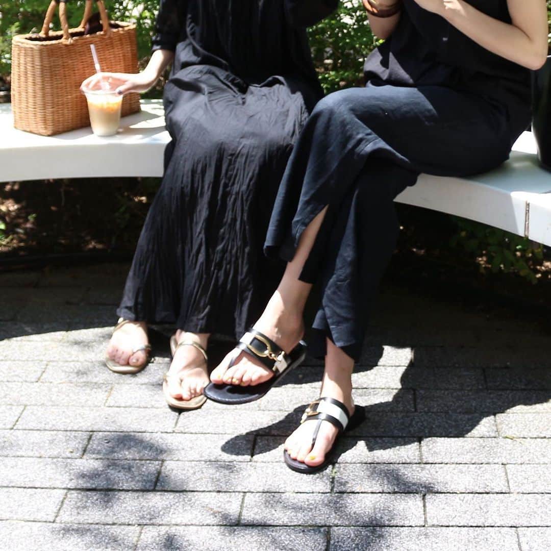 のインスタグラム：「夏にあえて選びたいSUMMER BLACK﻿ ﻿ たまには夏のカラーものからガラッと気分を変えてブラックスタイリングしてみませんか？﻿ ﻿ ブラックアイテムは着痩せはもちろん、高見え効果も◎大人シックな雰囲気を演出してくれます！﻿ ﻿ ﻿ ✔︎ コットンボイルクリンクルVネックフレアワンピース﻿ No. 20040462807110﻿ ※着用の黒、グリーンが新色となります﻿ ﻿ ✔︎ リネンスリットイージーパンツ﻿ No. 20030462528110﻿ ﻿ ✔︎ ウルティマハイツイストテンジクタンクトップ﻿ No. 20070462115020﻿ ﻿ ◀︎後ろの投稿でもご紹介してますので、是非ご覧ください。 ﻿ #summerblack﻿ #relumeladys #relumewoman﻿ #journalstandardrelume #fashion #20ss﻿ #baycrews #relume  #レリューム #レリュームコーデ﻿ #ファッション #ベイクルーズ﻿ #サマーブラック #ブラックコーデ﻿」