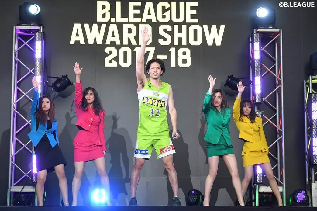 B.LEAGUEさんのインスタグラム写真 - (B.LEAGUEInstagram)「📣 #コメント大歓迎 📣﻿ ﻿ 写真で振り返る﻿ B.LEAGUE 2017-18 SEASON📸﻿ 👉👉#スワイプしてね﻿ ﻿ ✅B.LEAGUE 2nd SEASONは各地で続々開幕🎊﻿. 🏀#熊本県立総合体育館 での#Bリーグオールスター 🐻﻿. ✅FINALにおいてはB.LEAGUE史上最多の12,005名の入場者数を記録し#アルバルク東京 が優勝🏆﻿. ✅新人賞#馬場雄大 選手が受賞🏅など. .﻿ 大盛り上がりのシーズンでした🏀﻿ ﻿ ＼皆さんはどんな思い出がありますか❓／﻿ あなたの印象に残っているシーンをコメントで教えてください！✍️﻿ ﻿ ﻿ #思い出 #振り返り #最高の思い出 #素敵な写真 #笑顔 #写真 #photo #奥行き同盟 #思い出グラム #思い出pic #熊本 #記録 #歴史 #コメントしてね #BLEAGUE #Bリーグ #バスケットボール #basketball #🏀 #BREAKTHEBORDER」6月25日 20時55分 - b.league_official