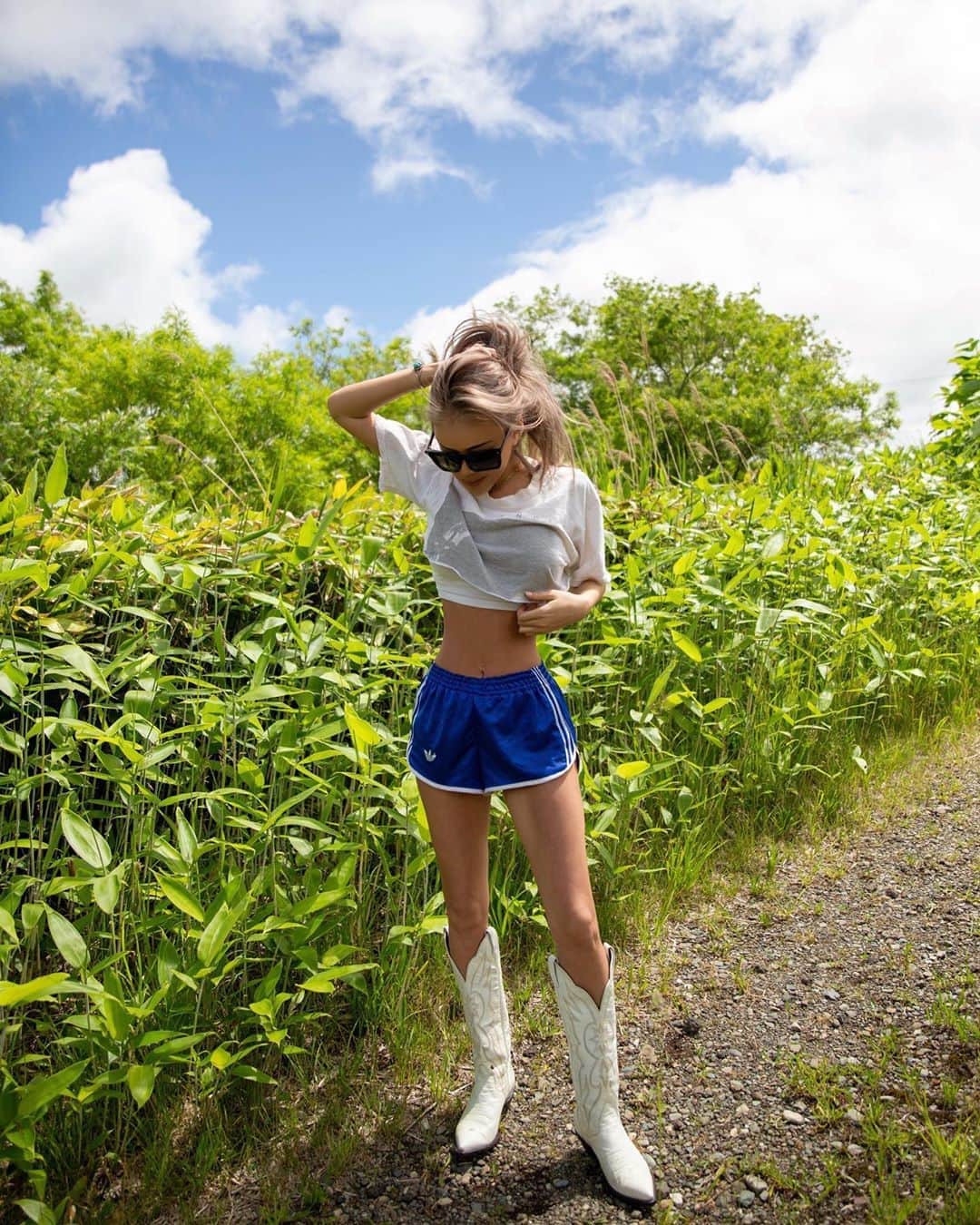 MARISのインスタグラム：「Nature lovers 🌎 Living the life✌️💗 パジャマのままブーツ履くスタイル😆✌️ #peace #loveyou #girls」