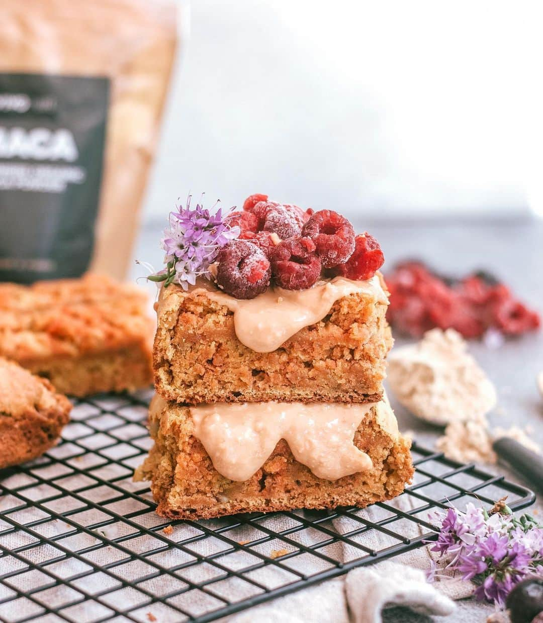 Zanna Van Dijkさんのインスタグラム写真 - (Zanna Van DijkInstagram)「Salted Caramel Maca Blondies 😍🌱 ad These plant based blondies are little mouthfuls of delight, plus they’re packed with goodness and a sneaky bit of protein 👌🏼 ➡️ Preheat the oven to 180c. ➡️ Combine 1 mashed banana, 1/4 cup melted coconut oil, 1/4 maple syrup, 1/4 cup almond butter and 1 cup plant milk. ➡️ Add in the dry ingredients: 3/4 cup plain flour, 1 scoop @vivolife salted caramel protein, 1 tbsp @vivolife maca powder and 1/2 tsp baking powder. ➡️ Pop the mix in a lined baking tray. Bake for around 15 minutes. Allow to cool slightly and then sprinkle over some sea salt and serve. Yum 😋 [ad - I’m an ambassador for @vivolife products which are vegan, carbon neutral & organic. The code ZANNA10 gets a discount] #plantbased #plantpowered #veganbakes #veganeats #baking #veganblondies #blondierecipe #homecooking」6月25日 20時58分 - zannavandijk