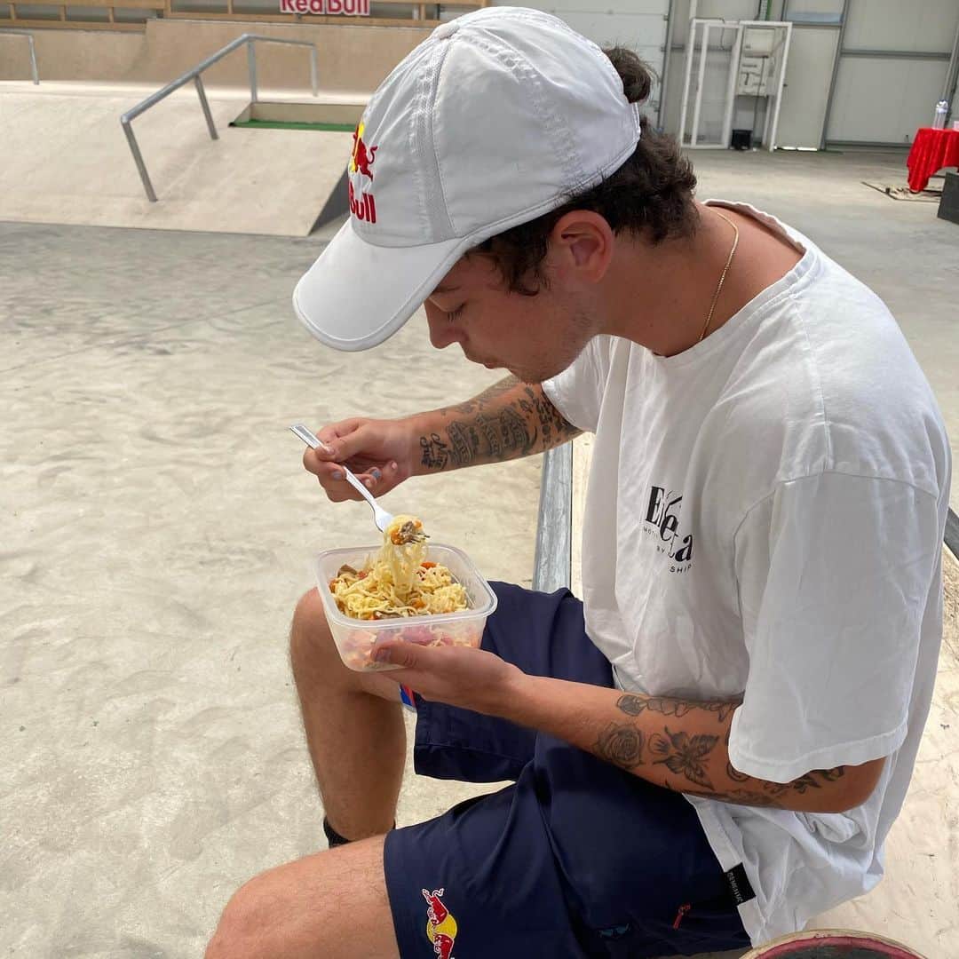 グスタボ・リベイロのインスタグラム：「#pub Como atleta, a alimentação assume um papel fundamental na minha preparação, recuperação e adaptação aos treinos. A massa, rica em hidratos de carbono, dá-me a energia que preciso para os meus treinos diários. Hoje optei pelos Noodles Wok @milanezapt com legumes, que demoram apenas 6 minutos a cozinhar, indo diretamente para o wok. Enjoyyy! #Milanezapt #AlimentaAImaginacao」