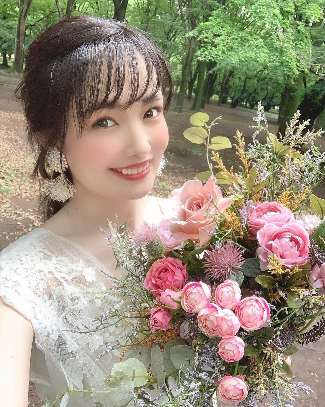 浅井麻里さんのインスタグラム写真 - (浅井麻里Instagram)「🎂💐﻿ ﻿ 6/25🎂﻿ 本日、誕生日を迎えました❤️❤️﻿ ﻿ 表参道でも仙台でも撮影モデルを﻿ ずっとやらせていただいていて﻿ 大好きなクレールさん(@claire.omotesando)﻿ のウェディング撮影で、﻿ ドレス6着も着させていただいたり﻿ ロケ撮影が気持ちよかったり、﻿ 楽しくて素敵な誕生日を過ごしました✨💐﻿ ﻿ スタッフさんから誕生日プレゼントも﻿ いただいて…優しさに感激✨🥺﻿ 本当にありがとうございます💕🙏﻿ ﻿ お仕事面でもプライベート面でも、﻿ 魅力溢れる女性になれるようにがんばるっ✨💪﻿ ﻿ ﻿ ライン、メール、Instagram、Twitter、﻿ Facebook、ライブ配信などなど…﻿ たっくさんの人にお祝いしてもらえて﻿ とっても幸せです❤️🥺﻿ 皆さんありがとうございます❤️(๑′ᴗ‵๑)﻿ (まだ全部見れてなくてお返事追いついてないけど﻿ ゆっくりお返しさせてください✨)﻿ ﻿ ﻿ #クレール表参道#claire#クレールブライダルスタジオ#ウェディングモデル#Dressy花嫁#プラコレ#ビジョビ#誕生日#wedding#weddingdress#wedding_mari」6月25日 20時59分 - mari_asai_625