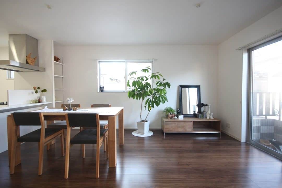 ALLHOUSE R×Lのインスタグラム：「やわらかい光が差し込む広々リビングはまるで注文住宅🏠⁠ .⁠ このクオリティの賃貸戸建はA`REGALO (#エーレガロ)だけ！と自負しております！⁠ .⁠ .⁠ .⁠ .⁠ .⁠ .⁠ #リビング #キッチン #LDK #オールハウス #オールハウスPM #賃貸 #広島賃貸 #賃貸住宅 #賃貸物件 #木造住宅 #プロパティマネジメント #デザイナーズ賃貸 #賃貸リノベーション #リノベーション #renovation #リノベ #リフォーム #無垢フローリング #DIY #アクセントクロス #建築 #工務店 #賃貸インテリア #賃貸暮らし #家主 #部屋 #エーレガロ #賃貸経営 #おうち時間」