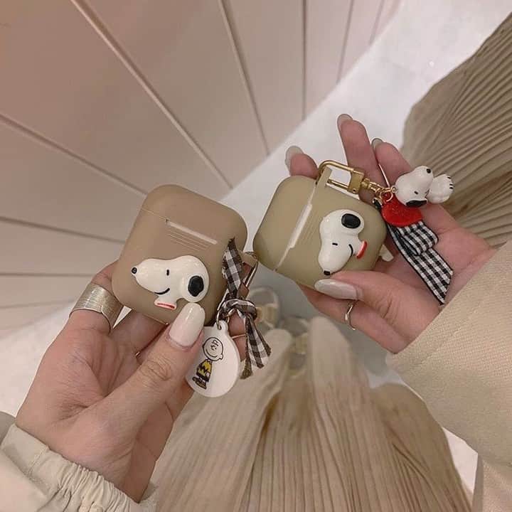 のインスタグラム：「『スヌーピーairpods』 ﻿  スヌーピーの可愛いairpodsをご紹介😊 airpodsケースのアレンジの参考にしてみてね！！ ﻿ Photo by﻿ @__neinei__ @h__ii21 ﻿ ✴︎---------------✴︎---------------✴︎ ﻿ ﻿ ▶▶Instagramで掲載する写真を募集中📸﻿ カワイイ写真が撮れたら、@velle.jpをタグ付けするか、ハッシュタグ#velle_jp をつけて投稿してみてね♪﻿ ﻿ velle編集部と一緒にカワイイで溢れるvelleを創っていこう😚 ﻿ ﻿ ✴︎---------------✴︎---------------✴︎ ﻿ #イヤホン #イヤホンケース #airpodsケース #airpodsproケース #スヌーピー #チャーリーブラウン #airpods #airpodspro」