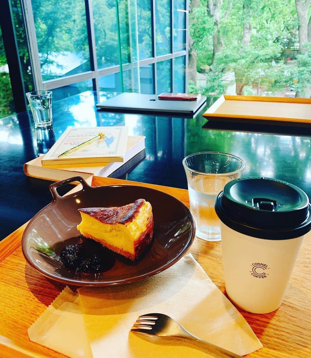 市原佑梨さんのインスタグラム写真 - (市原佑梨Instagram)「落ち着くカフェ☕️緑もあって、空間も広めで素敵🌈✨. . . youtube地味に更新してます🤗✨今回は女子力ハイレベルなお友達方に頂きました嬉しかったお誕生日プレゼント、一部をご紹介🎁 女の子へのプレゼント選びの良かったら参考がてら良かったら☺️💝✨今回ちょっと編集変えてみました🙌 . . . #connelcafe#aoyamacafe#tokyocafe#basquecheesecake #青山カフェ#赤坂カフェ#東京カフェ#カフェスタグラム#バスクチーズケーキ#落ち着くカフェ」6月25日 21時01分 - yuri_ichihara