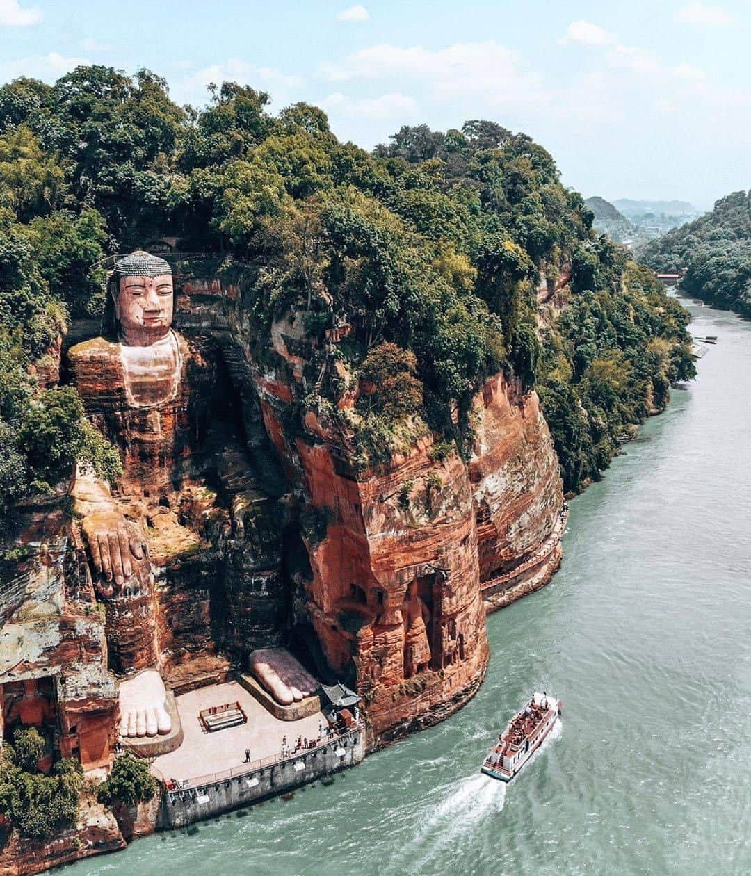 Discover Earthさんのインスタグラム写真 - (Discover EarthInstagram)「🇨🇳 #DiscoverChina with @traceourtravels : ''In 713 AD, a monk started to build this giant Buddha with the hope of calming the river channel, where boats were struggling to transport goods. The surplus rock that was carved out, was thrown into the river, inadvertently calming the water ."」6月25日 21時02分 - discoverearth
