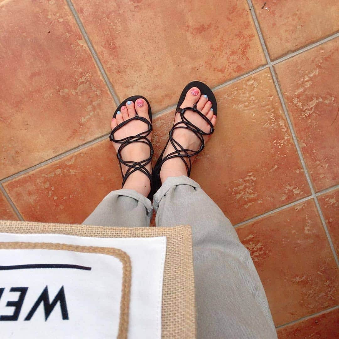 MINEさんのインスタグラム写真 - (MINEInstagram)「. . . #teva @birkenstock @amiami_shoes のスポーツサンダルが人気🔥 コードのように細いストラップが連なり、存在感を発揮してくれる「コードストラップサンダル」が今年っぽいですね♡ 歩きやすくいろんなコーデに合わせやすいスポーツサンダルが今年も大活躍🎉 . . 今回のお手本コーデはこちらの方々❤︎ @reinvent_yourself_r さん @roseriver_ns さん @moyooonn さん @chikaa25 さん @ayayayark さん . 素敵な投稿ありがとうございました☺️ . . . ♡コーデ募集♡ . お籠り中に購入した夏アイテムを #mineアイテム部 のハッシュタグ をつけて投稿してください💕﻿ . 投稿していただいた中から選ばれた投稿はMINEの記事 or MINE公式インスタグラムにてご紹介させてもらいます！ あなたもMINEに載れるかも😍 . #きょコ #着回しコーデ #春コーデ #大人カジュアル #シンプルコーデ #お洒落さんと繋がりたい #コーデ記録 #今日のコーデ #mineby3mootd #mineプチプラ部 #夏服#夏コーデ#梅雨コーデ」6月25日 21時03分 - mineby3m