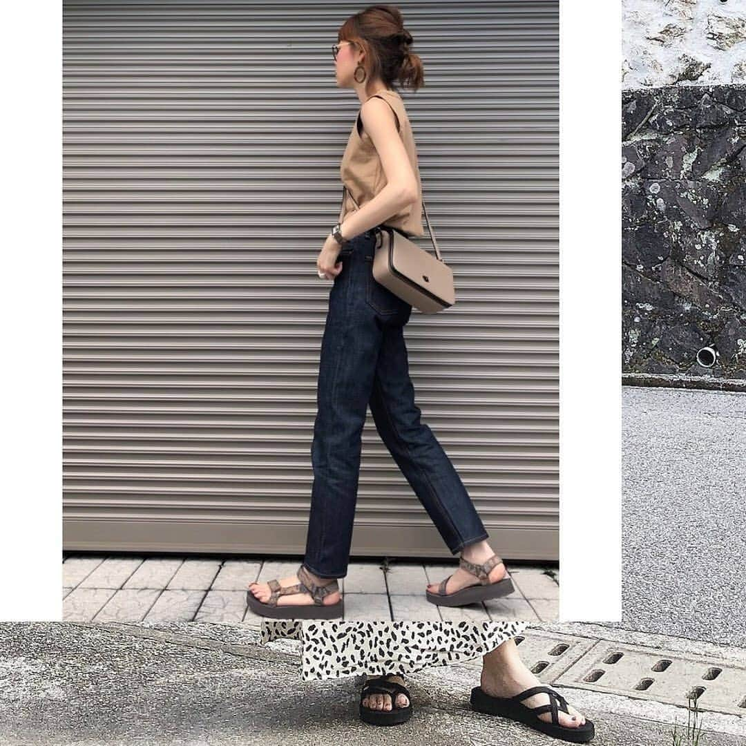 MINEさんのインスタグラム写真 - (MINEInstagram)「. . . #teva @birkenstock @amiami_shoes のスポーツサンダルが人気🔥 コードのように細いストラップが連なり、存在感を発揮してくれる「コードストラップサンダル」が今年っぽいですね♡ 歩きやすくいろんなコーデに合わせやすいスポーツサンダルが今年も大活躍🎉 . . 今回のお手本コーデはこちらの方々❤︎ @reinvent_yourself_r さん @roseriver_ns さん @moyooonn さん @chikaa25 さん @ayayayark さん . 素敵な投稿ありがとうございました☺️ . . . ♡コーデ募集♡ . お籠り中に購入した夏アイテムを #mineアイテム部 のハッシュタグ をつけて投稿してください💕﻿ . 投稿していただいた中から選ばれた投稿はMINEの記事 or MINE公式インスタグラムにてご紹介させてもらいます！ あなたもMINEに載れるかも😍 . #きょコ #着回しコーデ #春コーデ #大人カジュアル #シンプルコーデ #お洒落さんと繋がりたい #コーデ記録 #今日のコーデ #mineby3mootd #mineプチプラ部 #夏服#夏コーデ#梅雨コーデ」6月25日 21時03分 - mineby3m