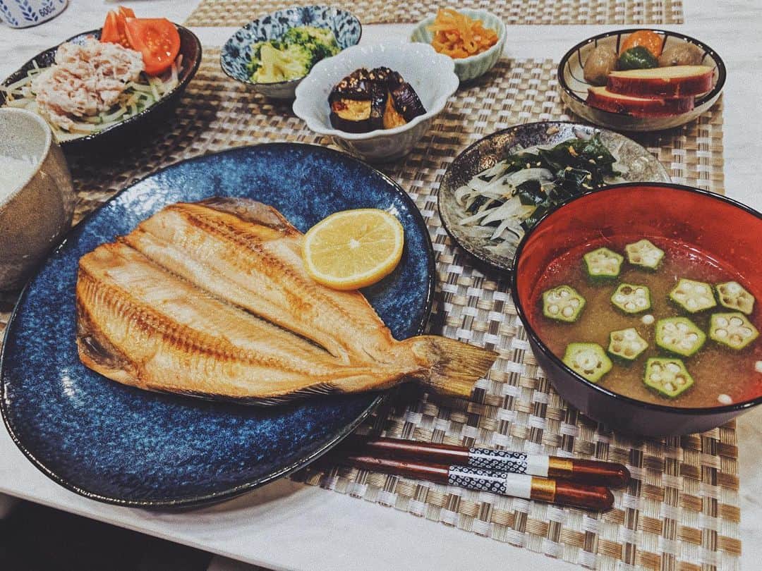 小屋春菜さんのインスタグラム写真 - (小屋春菜Instagram)「自粛中はいつもより軽めでひたすらお魚。 ご飯をアップしてる人は綺麗な盛り付けどこで知るのかなセンスなのか？🤔 私いつも掴んでどかっと乗せるだけ📍 にんじんだけは気づくと何故か毎回形どる。 #和食ごはん #おうちご飯　#お魚料理  #手料理」6月25日 21時05分 - haruharu3657