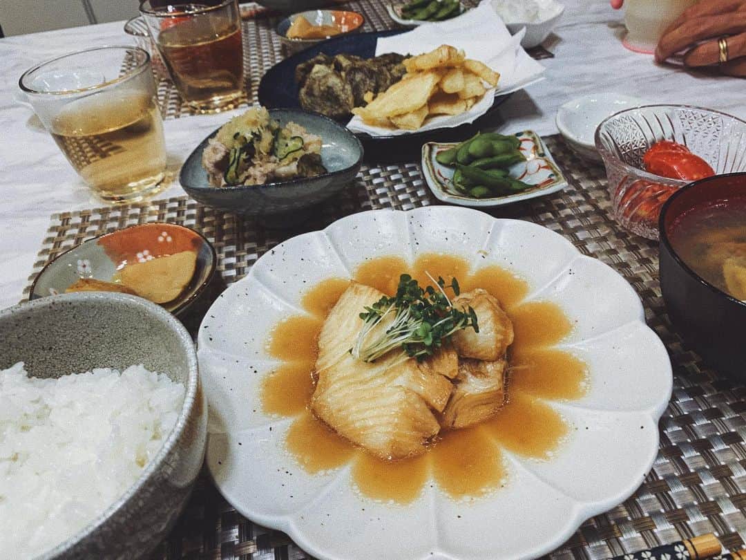 小屋春菜のインスタグラム：「自粛中はいつもより軽めでひたすらお魚。 ご飯をアップしてる人は綺麗な盛り付けどこで知るのかなセンスなのか？🤔 私いつも掴んでどかっと乗せるだけ📍 にんじんだけは気づくと何故か毎回形どる。 #和食ごはん #おうちご飯　#お魚料理  #手料理」