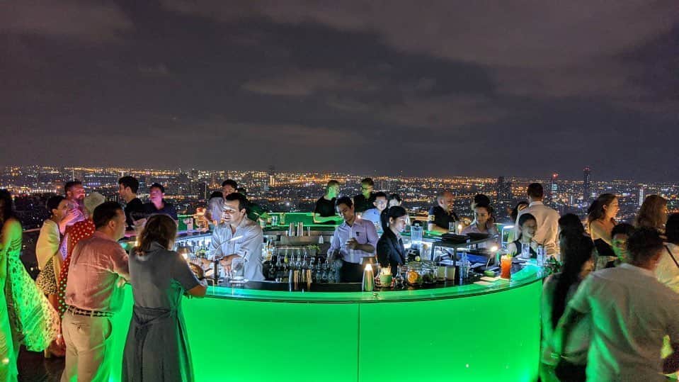 由井香織のインスタグラム：「自粛前に行ったタイ🇹🇭のルーフトップバー🍸シロッコ🌃✨✨ カメラフォルダを見ながら まだ行けたらなぁ💓 と思うけど、 22時頃には就寝💤している今の生活してると起きていられる気がしないです🥱」