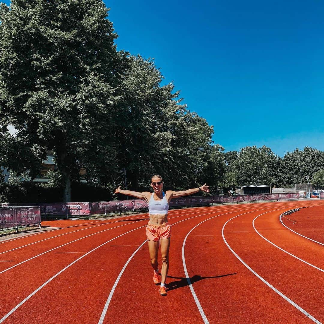リンジー・シャープのインスタグラム：「Speed work in jogger shorts kinda day 🥵🍦 🆘」
