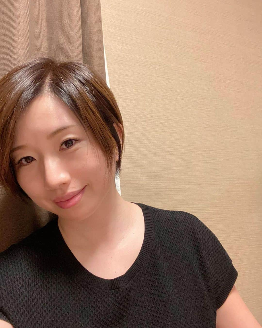 勝又優美さんのインスタグラム写真 - (勝又優美Instagram)「家に帰って来たら少し髪が落ち着いた笑 ショートヘアは研修生の時以来！！😆 プレメンレッスンはこちら↓ https://www.golfnetwork.co.jp/lesson/program/premen_lesson3_yumi_katsumata  #ショートカット #大人ショート #ショートヘア#勝又優美  #ゴルフコーチ #pinggolf#ゴルフ #ゴルフ女子 #ゴルフウェア  #golf #golfstagram #golflife #golfer」6月25日 21時21分 - yumi.katsumata