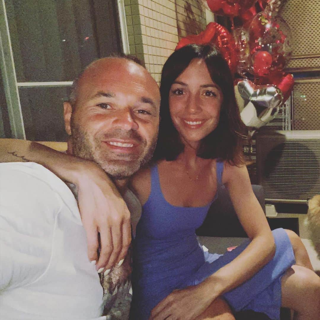 アンナ・オルティス（イニエスタの妻）のインスタグラム：「Por seguir siendo puzzle SIEMPRE a tu lado!! Feliz 13 aniversario mi amor #verbenasanjuan2007」