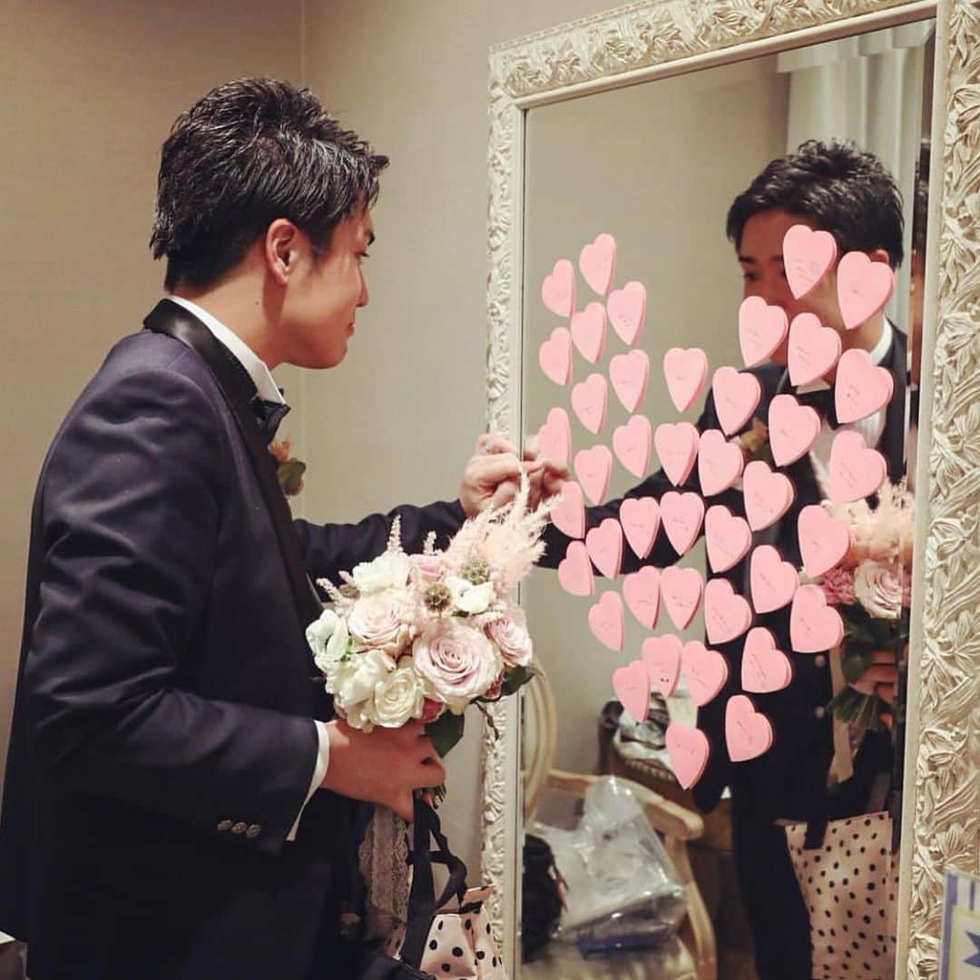 ベストブライダル公式さんのインスタグラム写真 - (ベストブライダル公式Instagram)「@bestbridal.jp 💒 ベストブライダルの花嫁さんは #ベストブライダル花嫁 #BB花嫁 にお写真を投稿してください♩ . . 会場名：#青山セントグレース大聖堂  @st_grace_aoyama_tgh . . 結婚式前の人気サプライズ、#ミラーメッセージ 💞 鏡に書かれたメッセージにはたくさんの幸せが詰まっています💐 . カバー写真は【スタッフから挙式を目前に控えた新郎新婦さまへ】のメッセージ💌 鏡ごしに映る新婦さまの顔からも笑顔が溢れています🎵 . 2枚目の写真は【新婦さまからゲストの方へ】 お手洗いのミラーに書かれたメッセージに ゲストのみなさんも思わずパシャり📸❤️ . 3,4枚目の写真は【新婦さまから新郎さまへ】 鏡に貼られたたくさんの付箋には 新郎さまの好きなところが1つ1つ書かれているんです💗 . . 結婚式前に幸せを運んでくれる ミラーメッセージ💕 . #プレ花嫁 さんはぜひ参考にしてみてください🎵 . ＼ウェディングフォト募集中❤️／ . 当アカウントでリグラムOKなベストブライダルの卒花嫁orプレ花嫁の皆様は、 #ベストブライダル花嫁 もしくは  #BB花嫁 のハッシュタグをつけて投稿をお願いします💕 . . ※BB花嫁に投稿があったお写真をリグラムする際は個別にご連絡は行っておりません🙇予めご了承ください＊* . . ＝＝＝＝＝＝＝＝＝＝＝＝ 💒ベストブライダルとは？ ＝＝＝＝＝＝＝＝＝＝＝＝ . ＊アートグレイス ＊セントグレース ＊アプローズスクエア ＊ストリングス ＊アフロディテ . など、全国（東京、横浜、浦安、千葉、仙台、名古屋、大阪、京都）でゲストハウスを運営し、多くのお客様の人生の節目となるウエディングを手がけています💕 . また、多くのお客様にお帰りいただけるレストラン、ホテルもご用意しています🍴 . . 💒【各会場のアカウントについて】 私たちの会場は @bestbridal.jp のフォロ一覧からご覧頂けます✨ . 💐【ブライダルフェアの予約について】 各会場のアカウントのプロフィールURL🔗にある会場HPからご予約いただけます✨ . . ＝＝＝＝＝＝＝＝＝＝＝＝ 💗たくさんの、LOVEを届けよう ＝＝＝＝＝＝＝＝＝＝＝＝ . #たくlove 私たちのブランドスローガンは「たくさんの、LOVEを届けよう」💕 . お客様との出会いは、一生における祝福の瞬間を祝う、始まりです。 . 私たちはお客様との出会いを大切に、おふたりの人生を祝福し続ける存在でありたいと考えています🕊 . ベストブライダルは、世の中で1番、たくさんのLOVEが届く瞬間をお祝いする企業を目指します♡ . . . #結婚式 #花嫁 #卒花嫁 #結婚式準備 #ウェディング #ウエディング #ベストブライダル #日本中のプレ花嫁さんと繋がりたい  #婚約指輪 #婚約 #プロポーズ #結婚式場 #結婚式レポ  #2019春婚 #2019秋婚 #2019夏婚 #2020春婚 #ブライダルフェア #ウェディングフォト #プレ花嫁準備  #たくさんのloveを届けよう」6月25日 21時17分 - bestbridal.jp