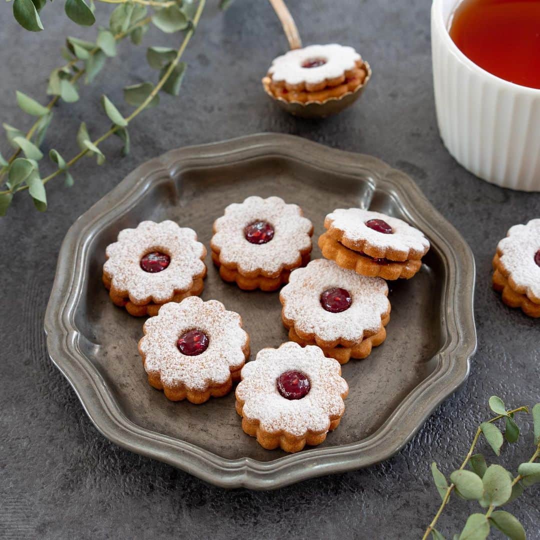 marimoさんのインスタグラム写真 - (marimoInstagram)「【レシピあり】 Raspberry jam cookies ラズベリージャムのクッキー。﻿ 作り方の写真です♫﻿ ﻿ ラズベリーの甘酸っぱさって、﻿ なんか特別な感じで好きなんです☺️﻿ フレッシュのラズベリーはなかなか売ってないので﻿ 市販のジャムを使ってお手軽に♫﻿ ﻿ レシピ詳細は、富澤商店﻿ ﻿ @tomiz_by_tomizawashouten  のWEBサイトのmarimoのページにて公開中です✍️﻿ ﻿ ・・・﻿ ﻿ 今週はずっとレシピ考案のお仕事をしています﻿ (*´꒳`*)﻿ アイスやゼリーなど夏のお菓子を作ってます♫﻿ 大体いつも２ヶ月前に作るので、﻿ これらのレシピが公開になるのは８月です🌴﻿ ﻿ 明日はもう金曜日だなんて早いな〜﻿ １週間があっという間です😳﻿ 明日、新しいレシピ仕上がると良いな〜﻿ (*´꒳`*)﻿」6月25日 21時19分 - marimo_cafe