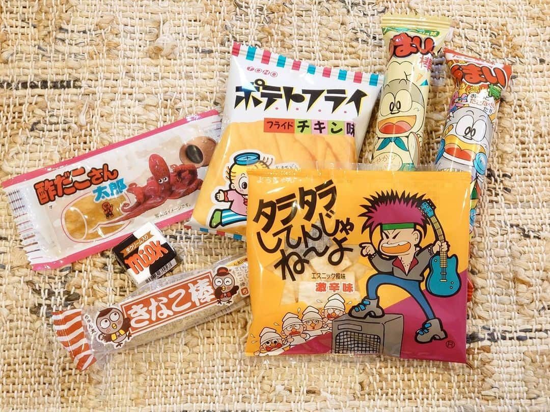 蒼羽りくさんのインスタグラム写真 - (蒼羽りくInstagram)「♡﻿﻿ ﻿﻿ ﻿﻿ ﻿﻿ コンビニに行ったら、﻿ 駄菓子コーナーがあらわれていて﻿…！！﻿ 嬉しくなってしまい、﻿思わず﻿ 色々買ってしまいました😆﻿ 子供の頃を思い出して…﻿﻿ なんだかワクワクしました♡﻿﻿ ﻿﻿ ﻿﻿ ﻿﻿ #駄菓子 #大好きなんです﻿﻿ #コンビニでみていたら #色々気になって﻿﻿ #駄菓子屋さん #行きたくなります！﻿﻿ 今だったら#大人買い しちゃいます🤣﻿﻿ #子供頃に行っていた #駄菓子屋さん﻿﻿ #お元気かなぁ。。。﻿﻿ ﻿﻿」6月25日 21時30分 - riku_sorahane