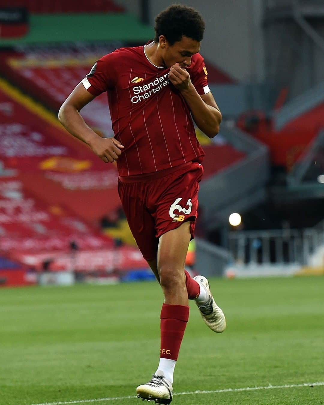 リヴァプールFCさんのインスタグラム写真 - (リヴァプールFCInstagram)「A HUGE performance from the lads 👊😍 #LFC #LiverpoolFC #Liverpool #PL #PremierLeague #Anfield」6月25日 21時22分 - liverpoolfc