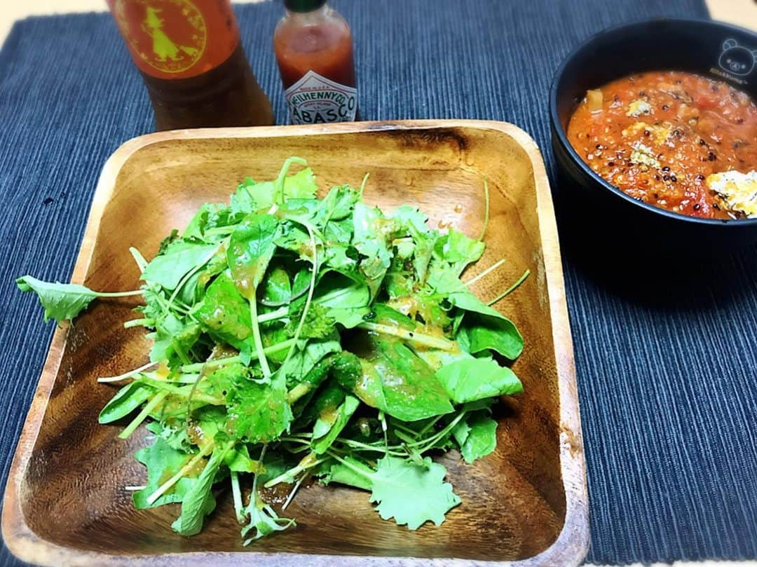 川原由維さんのインスタグラム写真 - (川原由維Instagram)「今夜の晩ごはん🍽  ケール、サラダほうれん草、ベビーリーフの盛り盛りサラダとトマト🍅きのこ🍄ミックスキヌアのスープ😋  お腹いっぱい😊  #ケール#サラダほうれん草#ベビーリーフ#もりもりサラダ#トマト#きのこ#キヌア#野菜スープ#晩ごはん#デトックス効果#期待#ごちそうさまでした」6月25日 21時23分 - yui5520