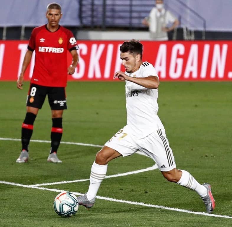 のインスタグラム：「🤍⚽️」