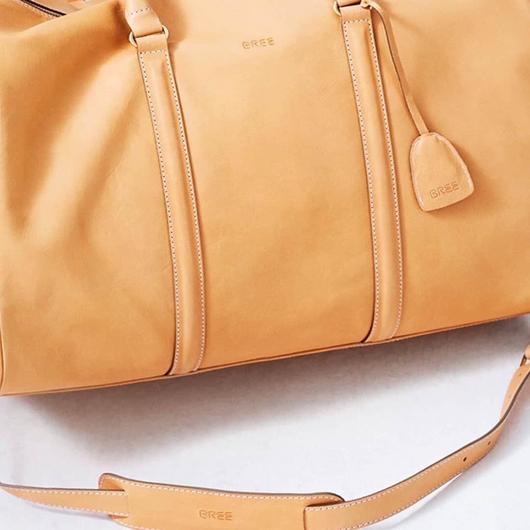 ブリーのインスタグラム：「Our "Stockholm" is made of a chrome-free tanned cowhide. The untreated and open surface provides a soft touch and gives the series a natural look. The traces of daily life give each leather accessory its own individual patina. In addition, the leather darkens with time due to the natural incidence of light and develops a nutty brown surface. All these are quality features that tell the story of the bag! . . . #breesince1970 #madetomakeadifference #breevolution #handbags #leatherbags #purequality #purefashion #sustainablefashion」