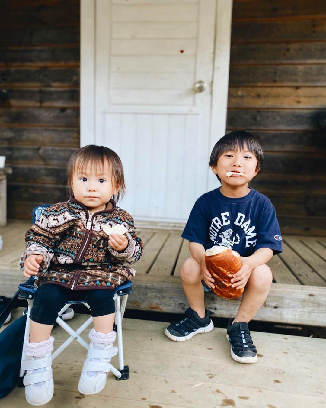 高橋菜摘のインスタグラム：「🏕 新しいテントGETしてから 毎週末キャンプしてる我が家だけど たまにはバンガローも好きです🏠 . 子供の時からみんなでワイワイ グルキャン大好き人間だったけど 大人になって自分にも子供が出来て 家族だけでなーんにも気にしない ファミキャンもゆるくて ゆるゆるすぎてたまにはいいよね 途端に鍋とかお皿とか雑になるけど。 なんならパパは火起こし大好きで 息子にもちょー本気で 火起こしの仕方教えてるのに 肉焼くときはガスコンロ、え？← . これから細かいキャンプ道具 色々揃えていきます😛🤍 最近夫婦でかなり吟味してるので おすすめのキャンプ場や キャンプ用品があったら 紹介していきます🏕 そしてキャンプ好きの人 これは！っていうおすすめあったら 是非お待ちしてまーす😘 次は椅子を買い替える予定✌️ . 📍ブナの森キャンプ場」