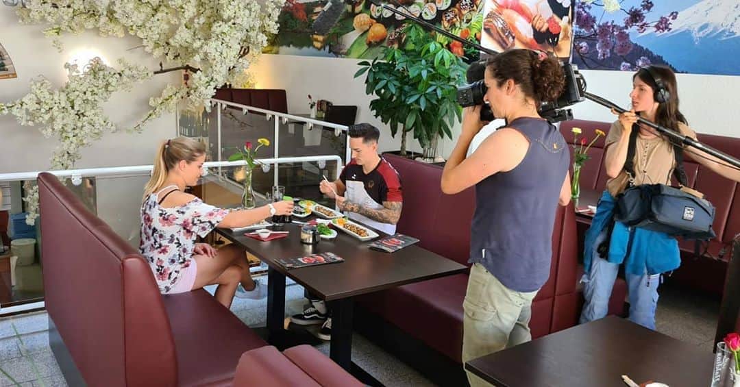 エリザベト・ザイツのインスタグラム：「Eindrücke vom gestrigen ZDF-Dreh mit @themarcelnguyen 🤗  Passend zum Thema Olympia in Tokio , haben wir die Interviews im Sushi-Restaurant geführt 😊🍣 📹 Wann das ganze ausgestrahlt wird, sage ich euch natürlich !  @zdfsport #tv #interviews #me #nationalteam #gymnastics #olympicgames #roadtotokyo2021 @sushiuntertuerkheim」