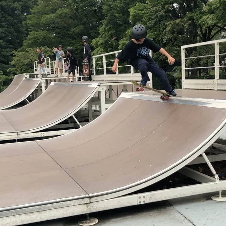 DJ DARUMAのインスタグラム：「コツコツと積み上げて1つの技を 体得する事の尊さを娘に教えられています🛹」