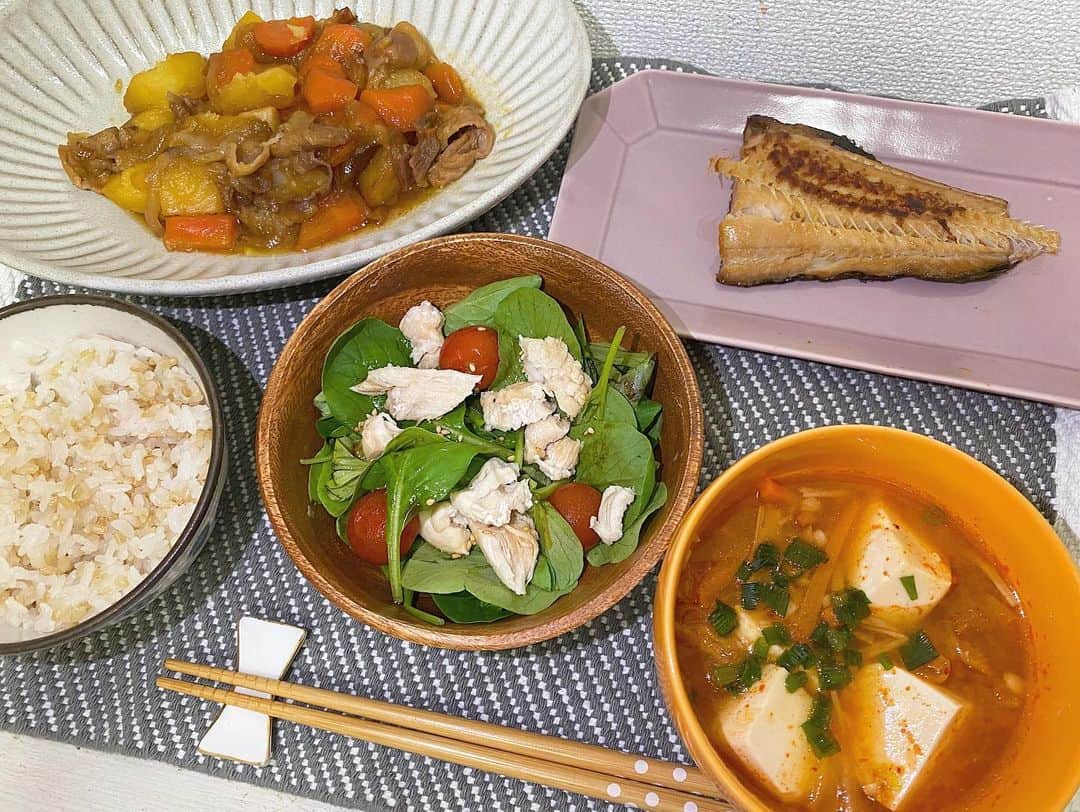 篠崎彩奈さんのインスタグラム写真 - (篠崎彩奈Instagram)「_ ある日の晩ご飯🍴 ・肉じゃが ・サラダ ・キムチスープ ・ホッケ つくったよん。美味しかった〜☺️ いつも思うけど自分で作ったご飯載せるときの#◯◯作りたい。 なにがいいかなぁ🤔 #dinner #cooking #料理 #手作り料理」6月25日 21時31分 - ayana.s_official