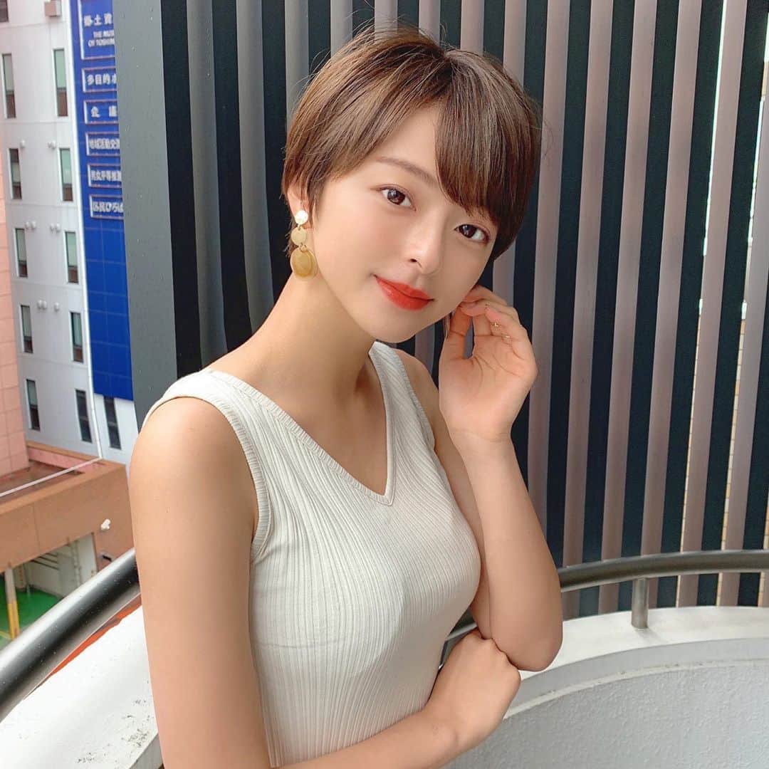 かおりのインスタグラム：「・ ・  白と黒のノースリーブ どっちがお好き？😉 #ノースリーブ　#smile」