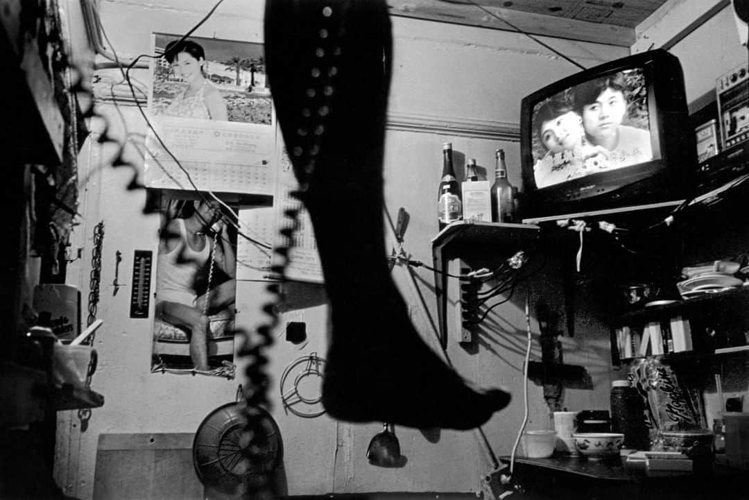 のインスタグラム：「Photo by @chien_chi_chang | Chinatown, New York, 1998; inside the living quarters of an immigrant from Fuzhou, China. Immigration is propelled by suffering. To witness the shifting patterns of populations is to see the world in all its exigencies—war, natural disasters, repression, famine, poverty, and persecution. But there is a rainbow at the bottom of that Pandora’s box of troubles; hope, too, propels immigrants to settle in strange lands. I should know: I am one myself. #cccontheroad #MagnumPhotos」